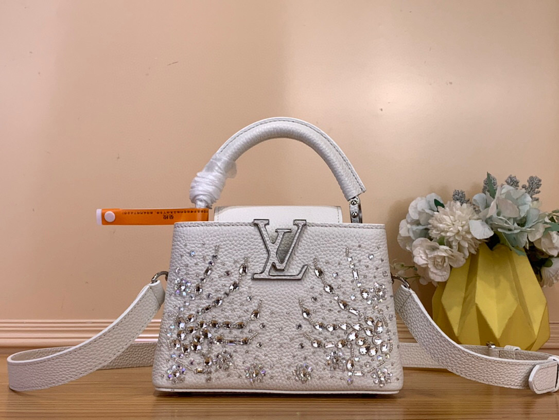 NO:581564,Top Original [Sac Caucines Mini Bag] m25934 White/Embroidered Sequins This Caucines mini bag from the Excetionals Hr collection is revisited in a sublimated version with a lovely embroidered finish. It is made of irita calfskin and embellished with sparkling sequins, accentuating a romantic floral pattern with a gold metallic finish. This clamshell model has an internal compartment and displays the LV initials as a tribute to House's extraordinary expertise.  Size 21x13.6x8 cm.138121450 (length x height x width),,louis vuitton,mini bags,cowhide19860909顶级原单【Sac Caucines Mini 手袋】m25934 白色/刺绣亮片 这款Caucines迷你包来自Excetionals Hr系列,以升华版本重新审视,具有可爱的刺绣饰面.它由irita小牛皮制成,饰有闪闪发光的亮片,以金色金属饰面突出浪漫的花卉图案.这款翻盖模型有一个内部隔间,并展示了LV首字母,以向House的非凡专业知识致敬. 尺寸21x13.6x8厘米.138121450（长度x高度x宽度）,,louis vuitton,mini bags,cowhide,Bag