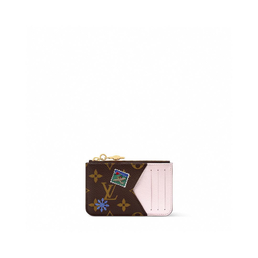 NO:581686,Top original order [ROMY Card Holder] m15333 presbyopia/pink (Christmas) This Romy Ms card holder interprets the fun new look of the Vivenne Wintery Travel series. Monogram canvas with leather lining, zipper puller showing the image of the brand mascot Vivienne, equipped with card slots, zipper coin pocket and banknote patch pocket. Dimensions 8 x 0.8 x 12 cm 1712026 (height x width x length),19860909顶级原单【ROMY 卡夹】 m15333老花/粉色（圣诞） 本款 Romy Ms卡夹演绎 Vivenne Wintery Travel 系列的玩趣新姿.Monogram 帆布搭配皮革内衬,拉链头呈现品牌吉祥物 Vivienne 形象,设有卡位、拉链零钱袋和钞票贴袋. 尺寸8 x 0.8 x 12 厘米 1712026 (高 x 宽 x 长度),,Bag