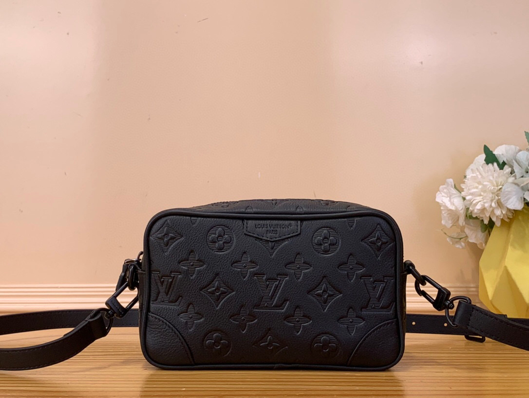 NO:575078,Top Original Order [TROCADRO Mini Handbag] m26737 Black/Embossed This Trocadéro mini handbag harkens back to the brand's compact crossbody bag design in the 1980s. The Monogram Shadow cow leather bag is decorated with tonal cow leather trim. Reinforced corners, signature leather straps and deep metal hardware add eye-catching touches, highlighting Louis Vuitton's long heritage. Dimensions 13 x 6.5 x 20  cm.4615055 (height x width x length),,louis vuitton,satchels,crossbody bags,cowhide19860909顶级原单【TROCADRO 迷你手袋】 m26737 黑色/ 压花 本款 Trocadéro 迷你手袋回溯品牌上世纪八十年代的紧凑斜挎包设计,为 Monogram Shadow 牛皮革包身点缀同色系牛皮革饰边.加固包角、标志性皮革袢带与深邃金属件增添瞩目之笔,彰显路易威登悠久传承. 尺寸13 x 6.5 x 20 厘米.4615055 (高 x 宽 x 长度),,louis vuitton,satchels,crossbody bags,cowhide,Bag