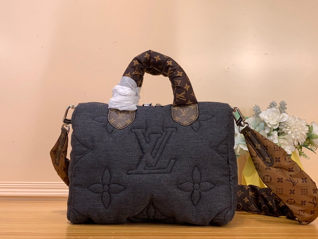 NO:575057,Top original order [Seedy Bandouliere 25 handbag] m26956 down The iconic Seedy Bandoulière 20 (Seedy Bandoulière) is displayed in House’s uygram nylon material  20).Hl A design that presents a technical edge with down jacketing and waterproofing. Modern black tones. Contrasting handles with straps painted with House's signature Monogram pattern. Compact items that can fit a smartphone, Zi wallet, keys, favorite lipstick. Dimensions 25 x 19 x 15 cm. 6517075 (LxHxW),, wallets, down jacket19860909顶级原单【Seedy Bandouliere 25 手袋】 m26956 羽绒 以House的uygram尼龙材质展示的标志性Seedy Bandoulière 20（Seedy Bandoulière 20）.Hl以羽绒服和防水功能呈现技术优势的设计.现代的黑色色调.与涂有House标志性Monogram图案的表带形成对比的手柄.智能手机、Zi钱包、钥匙、最喜欢的口红都可以放入的紧凑物品. 尺寸25 x 19 x 15厘米.6517075（长x高x宽）,,wallets,down jacket,Bag