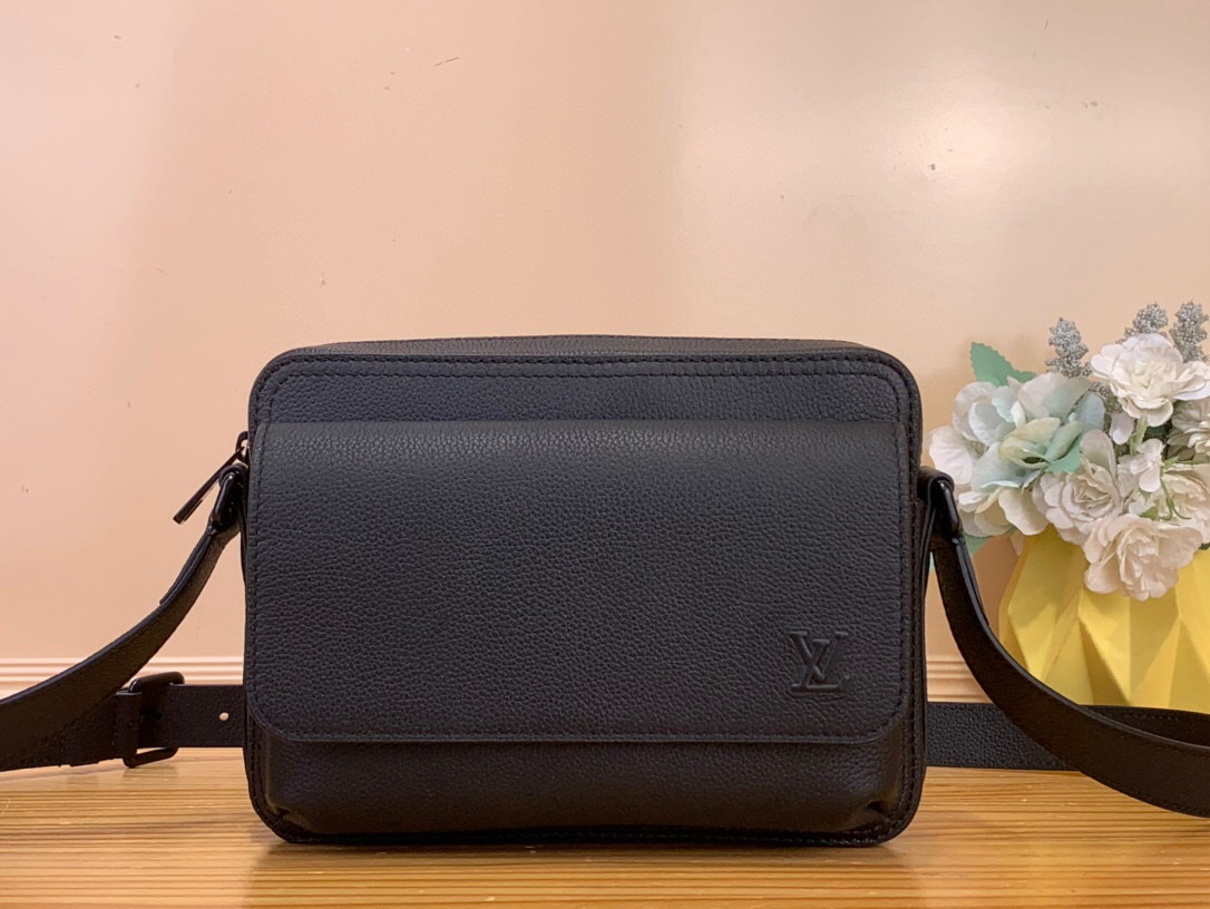 NO:575092,Top original order [BOARDING messenger bag] m15265 Black/Business Boarding hx messenger bag is made of lightweight and wear-resistant waxed cow leather. It has a compact structure with internal and external patch pockets for proper storage of an 8.3-inch tablet. The adjustable leather shoulder strap upgrades the comfort experience. Dimensions 18 x 9 x 24 cm 6817062.. (height x width x length),,cowhide19860909顶级原单【BOARDING 邮差包】 m15265 黑色/商务 Boarding hx邮差包取材轻质耐磨的蜡面牛皮革,为精巧构型搭配内外贴袋,便于妥善存放 8.3 寸平板电脑.可调节皮革肩带升级舒适体验. 尺寸18 x 9 x 24 厘米 6817062.. (高 x 宽 x 长度),,cowhide,Bag