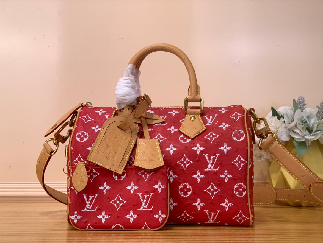 NO:581607,Top original order [SEEDY 9 BANDOULIRE25 handbag] N88226 red / cowhide pressed ostrich pattern N88227 green This Seedy 9 Bandoulière25 Monogram leather handbag uses soft cow leather to convey a luxurious texture. Monogram printing imitates Monogram elements on canvas. Polished metal parts, sheepskin lining and built-in logo highlight creative director harrell Williams  Attention to detail. Dimensions: 25 x 15 x 15 cm (length x height x width), cowhide, sheepskin19860909顶级原单【SEEDY 9 BANDOULIRE25 手袋】N88226 红色/ 牛皮压鸵鸟纹 N88227 绿色 本款 Seedy 9 Bandoulière25Monogram 皮革手袋以柔软牛皮革传递华贵质感.Monogram 印花临摹帆布上的Monogram 元素.抛光金属件、羊皮革内衬与内置标牌彰显创意总监harrell Williams 对考究细节的专注. 尺寸25 x 15 x15厘米(长度x高x宽),,cowhide,sheepskin,Bag