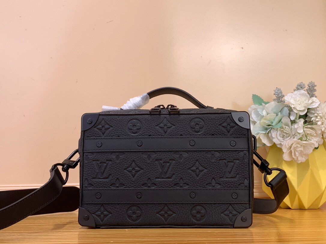 NO:581609,Top original order [HANDLE SOFT TRUNK handbag] m59163 black (embossed) This Handle Soft Trunk Hx handbag is made of Monogram leather with fine texture embossed, with rivet corners and leather reinforced straps to continue Louis Vuitton's box-making heritage. The wide mouth opening makes it easy to access items, suitable for storing small electronic equipment and travel needs. The neat structure and detachable shoulder strap make it easy to carry. Size 21.5 x 15 x  7 cm.7018065,,louis vuitton19860909顶级原单【HANDLE SOFT TRUNK 手袋】 m59163 黑色（压花） 本款 Handle Soft Trunk Hx手袋为 Monogram 皮革压印细腻纹理,以铆钉边角和皮革加固带延续路易威登的制箱传承.广口开合方便取放物品,适宜收纳小型电子设备和随行所需.利落构型和可拆卸肩带实现轻松背携. 尺寸21.5 x 15 x 7 厘米.7018065,,louis vuitton,Bag