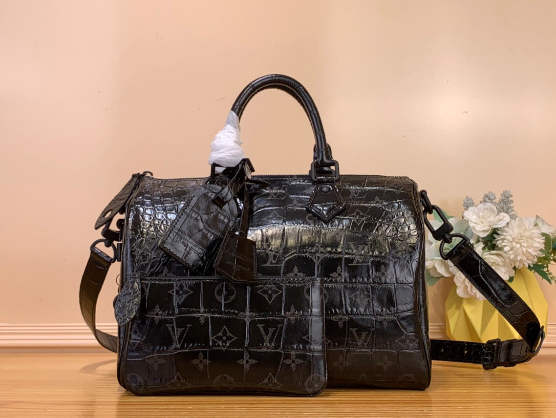 NO:581618,Top original item [Seedy 9 Bandoulière 30 Bag] Black/Cow Leather Embossed Crocodile The Seedy 9 Bandoulière 30 bag is made of ultra-soft calfskin with Monogram print and is perfectly compact yet roomy enough to carry your daily essentials. Meticulous details, such as the traditional side locks or the premium lambskin lining, are a testament to the craftsmanship of this bag. In addition to the top handle, there is a removable strap. Dimensions 32 x 22.5 x  18cm125121350,,cowhide,sheepskin19860909顶级原单【Seedy 9 Bandoulière 30 手袋】黑色/牛皮压鳄鱼纹 Seedy 9 Bandoulière 30包由超柔软的小牛皮制成,带有Monogram印花,尺寸完美紧凑但足够宽敞,可以装下日常必需品.细致的细节,如传统侧锁或优质小羊皮衬里,证明了这款包的精湛工艺.除了顶部手柄外,还有一条可拆卸的带子. 尺寸32 x 22.5 x 18厘米125121350,,cowhide,sheepskin,Bag