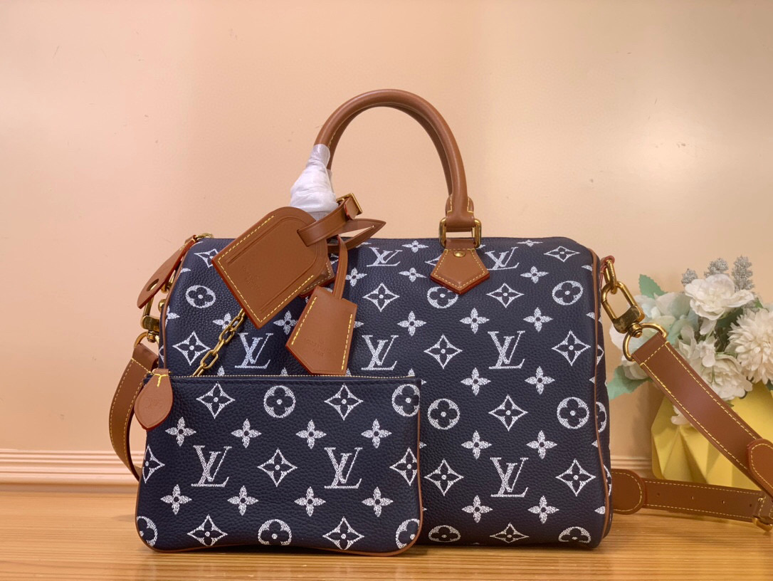 NO:581625,Top Original [Seedy 9 Bandoulière 30 Handbag] m15282 Royal Blue/Brown Made of ultra-soft calfskin with Monogram Hx print, the Seedy 9 Bandoulière 30 bag is perfectly compact yet roomy enough to hold your daily essentials. Meticulous details, such as the traditional side locks or the premium lambskin lining, are a testament to the craftsmanship of this bag. In addition to the top handle, there is a removable strap. Size 32 x  22.5 x 18 cm 1251213500,,cowhide,sheepskin19860909顶级原单【Seedy 9 Bandoulière 30 手袋】m15282 宝蓝色/棕色 Seedy 9 Bandoulière 30包由超柔软的小牛皮制成,带有Monogram Hx印花,尺寸完美紧凑但足够宽敞,可以装下日常必需品.细致的细节,如传统侧锁或优质小羊皮衬里,证明了这款包的精湛工艺.除了顶部手柄外,还有一条可拆卸的带子. 尺寸32 x 22.5 x 18厘米 1251213500,,cowhide,sheepskin,Bag