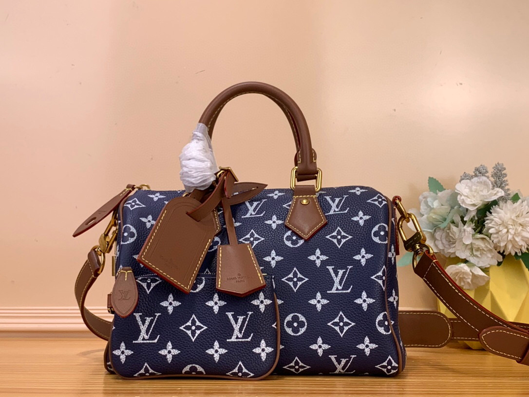 NO:575073,Top original order [SEEDY 9 BANDOULIRE25 handbag] m24425 royal blue/brown This Seedy 9 Bandoulière25 Monogram leather handbag uses soft cow leather to convey a luxurious texture. The Monogram print imitates the Monogram elements on the canvas. Polished metal parts, sheepskin lining and built-in signage highlight creative director harrell Williams' focus on exquisite details. Size 25 x 15  x15 cm (length x height x width) 100121250,,cowhide,sheepskin19860909顶级原单【SEEDY 9 BANDOULIRE25 手袋】m24425 宝蓝色/ 棕色 本款 Seedy 9 Bandoulière25Monogram 皮革手袋以柔软牛皮革传递华贵质感.Monogram 印花临摹帆布上的Monogram 元素.抛光金属件、羊皮革内衬与内置标牌彰显创意总监harrell Williams 对考究细节的专注. 尺寸25 x 15 x15厘米(长度x高x宽) 100121250,,cowhide,sheepskin,Bag