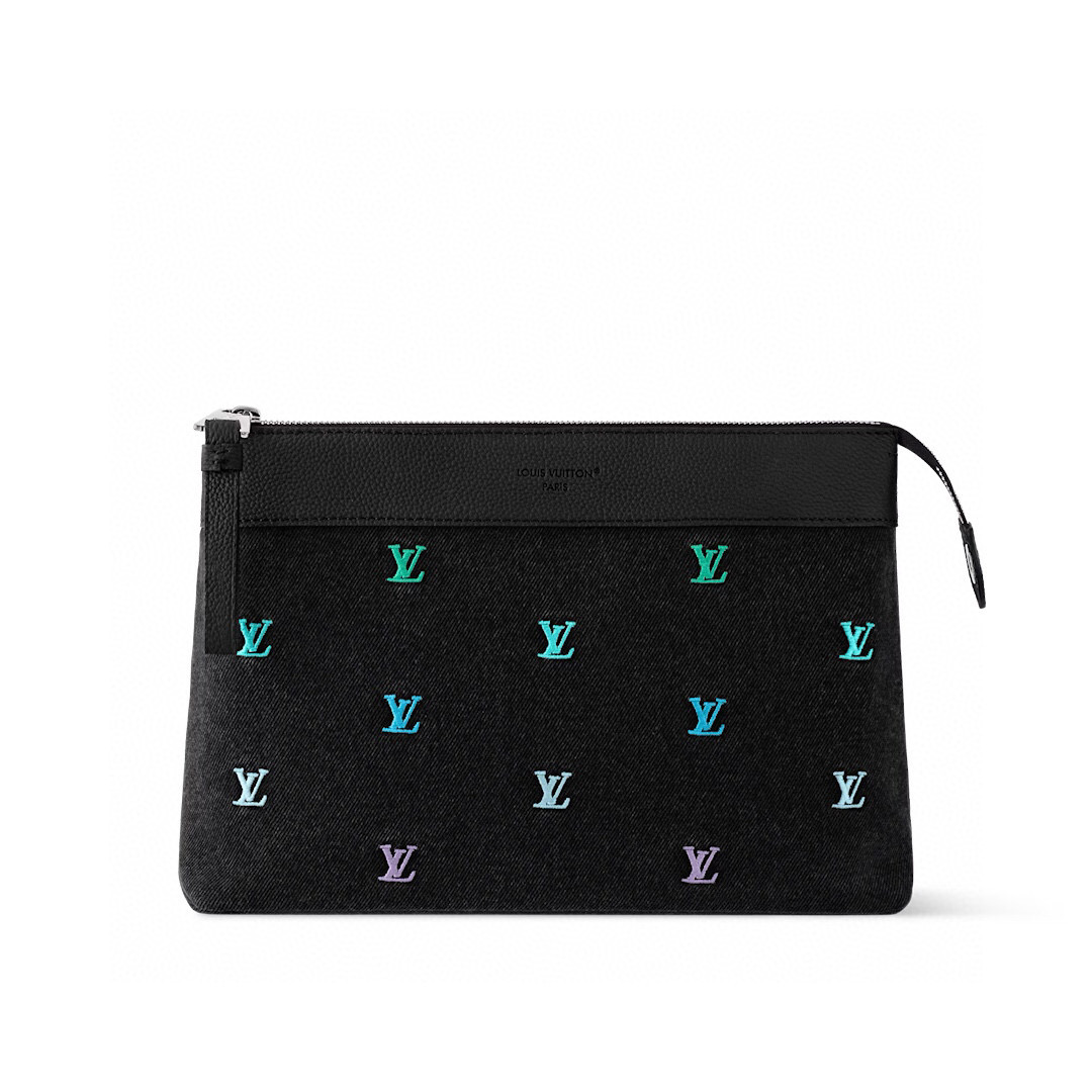 NO:581658,Top original order [OCCHETTE VOYAGE SOULE Clutch] M13962 black/color lettering (jacquard) This ochette Voyage Soule Hr clutch is made of washed LV Blason denim, with a deep body to highlight the LV letter embroidery, and a cotton lining. The back pocket is equipped with magnetic buckle closure, and can also be stored in a large handbag. Size 21 x 7.5 x 30  cm.4516055,,louis vuitton,handbag19860909顶级原单【OCHETTE VOYAGE SOULE 手拿包】M13962黑色/彩字(提花) 本款 ochette Voyage Soule Hr手拿包取材水洗 LV Blason 丹宁,以深邃包身烘托 LV 字母刺绣,搭配棉质内衬.后袋配有磁扣开合,亦可收入大号手袋. 尺寸21 x 7.5 x 30 厘米.4516055,,louis vuitton,handbag,Bag