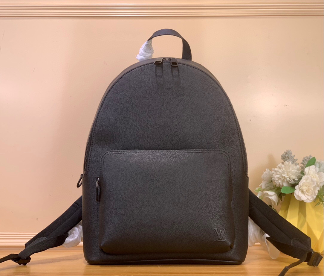 NO:581637,Top original item [Discovery Work Aer Backpack] M15259 Black 26022 Blue Made of waxed cow leather and fabric lining to create a spacious configuration, hx is suitable for storing daily needs. The padded compartments and patch pockets can store a 14-inch laptop and mobile phone respectively, and the zipper outer pocket with embossed LV letters allows for convenient access. Size 42 x 19 x  32cm.8519890..,,louis vuitton,cowhide19860909顶级原单【Discovery Work Aer 双肩包】M15259 黑色 26022 蓝色 以蜡面牛皮革和织物内衬塑造宽敞构型,hx适宜收纳日常所需.加衬隔层和贴袋可分别存放 14 寸笔记本电脑和手机,压印 LV 字母的拉链外袋实现便捷取放. 尺寸 42 x 19 x 32厘米.8519890..,,louis vuitton,cowhide,Bag