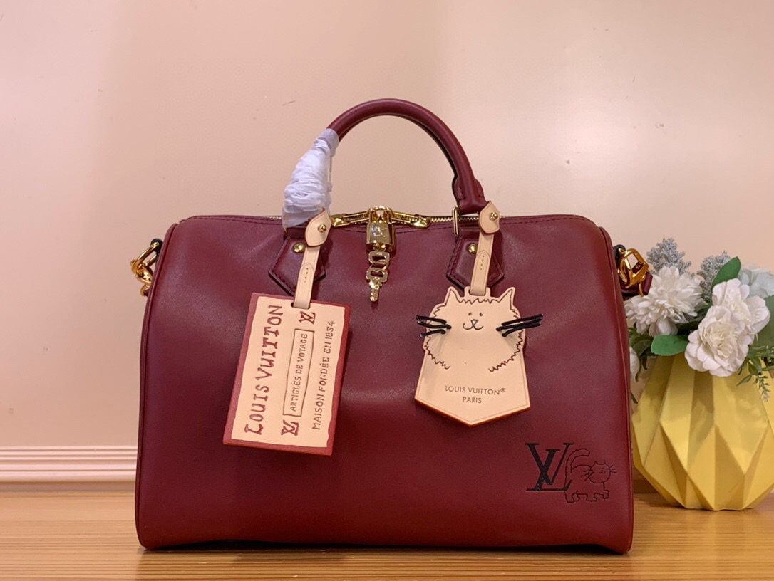 NO:575083,Top original order [SEEDY SOFT 30 handbag] m25766 maroon/cat This model Seedy Soft 30 comes from the LV Travels With Grace Coddington Sj series. It is made of rich-toned cow leather with metal parts and a fun cat-shaped key bag. The detachable name tag is printed with Grace Coddington's handwriting. Dimensions: 17 x 30 x 21 cm. 8019095 (height x width)  x length),,louis vuitton,cowhide19860909顶级原单【SEEDY SOFT 30 手袋】 m25766 枣红色/ 猫咪 本款 Seedy Soft 30 出自 LV Travels With Grace Coddington Sj系列,为色调浓郁的牛皮革搭配金属件和妙趣猫咪造型钥匙包.可拆卸名牌印有 Grace Coddington 的手写体字样. 尺寸17 x 30 x 21 厘米.8019095 (高 x 宽 x 长度),,louis vuitton,cowhide,Bag