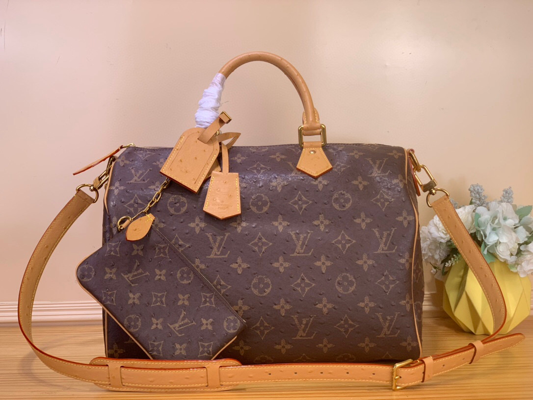 NO:581623,Top original order [SEEDY 9 BANDOULIRE40 handbag] N88228 brown/cowhide pressed ostrich pattern This Seedy 9 Bandoulière 40 Monogram Leather handbag is soft grained cow leather wrapped with sheep leather lining, with a silk screen Monogram pattern to present the blurred look of canvas printing, expressing the new season ingenuity of creative director harrell Williams. Size 40 x 26  x23 cm (length x height x width).130121450,,cowhide,sheepskin19860909顶级原单【SEEDY 9 BANDOULIRE40手袋】N88228 棕色/牛皮压鸵鸟纹 本款Seedy 9 Bandoulière 40 Monogram Leather手袋为柔软粒面牛皮革包裹羊皮革内衬,以丝印Monogram 图案呈现帆布印花的迷离观感,道出创意总监harrell Williams的新季巧思. 尺寸40 x 26 x23厘米(长度x高x宽).130121450,,cowhide,sheepskin,Bag