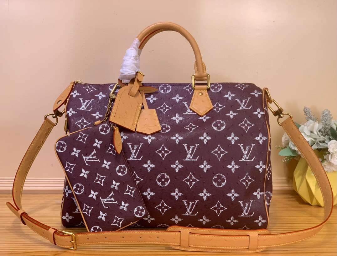NO:581627,Top original order [SEEDY 9 BANDOULIRE40 handbag] N88228 maroon/cow leather pressed ostrich pattern This Seedy 9 Bandoulière 40 Monogram Leather handbag is soft grained cow leather wrapped with sheep leather lining, with a silk screen Monogram pattern to present the blurred look of canvas printing, expressing the new season ingenuity of creative director Harrell Williams. Size 40 x 26  x23 cm (length x height x width).130121450,,cowhide,sheepskin19860909顶级原单【SEEDY 9 BANDOULIRE40手袋】N88228 枣红/牛皮压鸵鸟纹 本款Seedy 9 Bandoulière 40 Monogram Leather手袋为柔软粒面牛皮革包裹羊皮革内衬,以丝印Monogram 图案呈现帆布印花的迷离观感,道出创意总监harrell Williams的新季巧思. 尺寸40 x 26 x23厘米(长度x高x宽).130121450,,cowhide,sheepskin,Bag