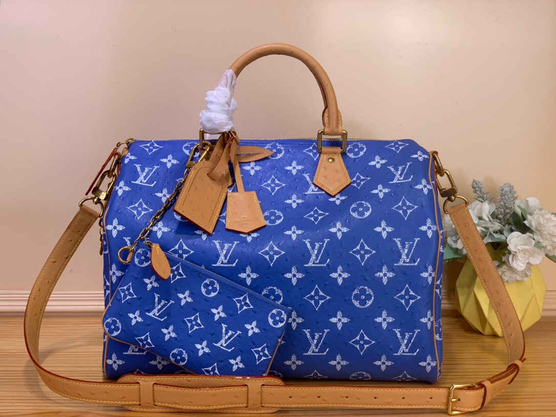 NO:581629,Top original order [SEEDY 9 BANDOULIRE40 handbag] N88228 blue/cow leather pressed ostrich pattern This Seedy 9 Bandoulière 40 Monogram Leather handbag is soft grained cow leather wrapped with sheep leather lining, with silk screen Monogram pattern to present the blurred look of canvas printing, expressing the new season ingenuity of creative director harrell Williams. Size 40 x 26  x23 cm (length x height x width).130121450,,cowhide,sheepskin19860909顶级原单【SEEDY 9 BANDOULIRE40手袋】N88228 蓝/牛皮压鸵鸟纹 本款Seedy 9 Bandoulière 40 Monogram Leather手袋为柔软粒面牛皮革包裹羊皮革内衬,以丝印Monogram 图案呈现帆布印花的迷离观感,道出创意总监harrell Williams的新季巧思. 尺寸40 x 26 x23厘米(长度x高x宽).130121450,,cowhide,sheepskin,Bag