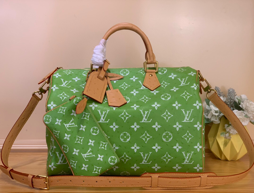 NO:581631,Top original order [SEEDY 9 BANDOULIRE40 handbag] N88228 green/cow leather pressed ostrich pattern This Seedy 9 Bandoulière 40 Monogram Leather handbag is soft grained cow leather wrapped with sheep leather lining, with a silk screen Monogram pattern to present the blurred look of canvas printing, expressing the new season ingenuity of creative director harrell Williams. Size 40 x 26  x23 cm (length x height x width).130121450,,cowhide,sheepskin19860909顶级原单【SEEDY 9 BANDOULIRE40手袋】N88228 绿色/牛皮压鸵鸟纹 本款Seedy 9 Bandoulière 40 Monogram Leather手袋为柔软粒面牛皮革包裹羊皮革内衬,以丝印Monogram 图案呈现帆布印花的迷离观感,道出创意总监harrell Williams的新季巧思. 尺寸40 x 26 x23厘米(长度x高x宽).130121450,,cowhide,sheepskin,Bag