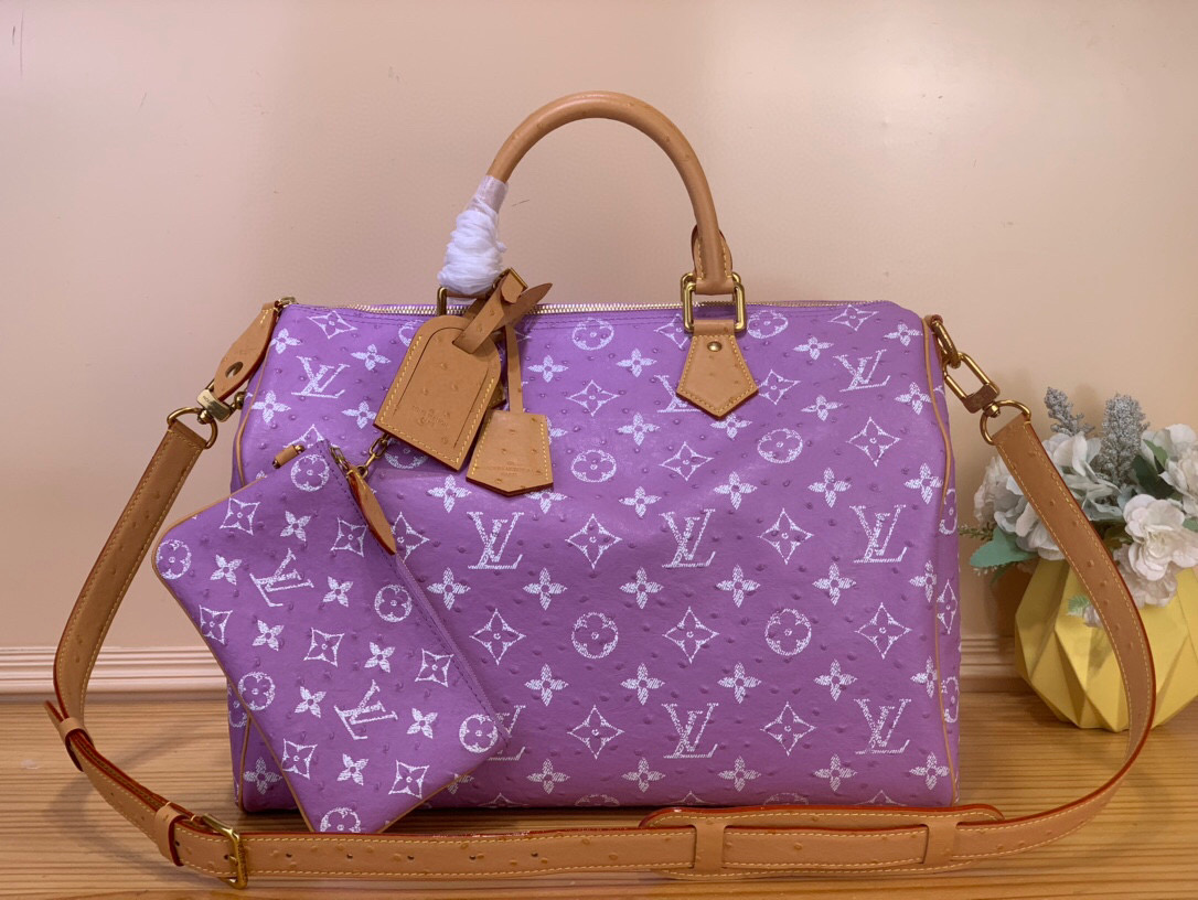 NO:581633,Top original order [SEEDY 9 BANDOULIRE40 handbag] N88228 light purple/cow leather pressed ostrich pattern This Seedy 9 Bandoulière 40 Monogram Leather handbag is soft grained cow leather wrapped with sheep leather lining, with a silk screen Monogram pattern to present the blurred look of canvas printing, expressing the new season ingenuity of creative director Harrell Williams. Size 40 x 26  x23 cm (length x height x width).130121450,,cowhide,sheepskin19860909顶级原单【SEEDY 9 BANDOULIRE40手袋】N88228 浅紫/牛皮压鸵鸟纹 本款Seedy 9 Bandoulière 40 Monogram Leather手袋为柔软粒面牛皮革包裹羊皮革内衬,以丝印Monogram 图案呈现帆布印花的迷离观感,道出创意总监harrell Williams的新季巧思. 尺寸40 x 26 x23厘米(长度x高x宽).130121450,,cowhide,sheepskin,Bag