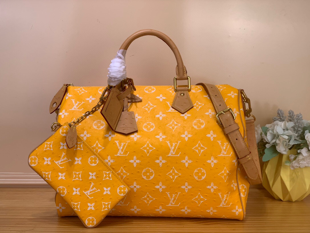 NO:581636,Top original order [SEEDY 9 BANDOULIRE40 handbag] N88228 yellow/cow leather pressed ostrich pattern This Seedy 9 Bandoulière 40 Monogram Leather handbag is soft grained cow leather wrapped with sheep leather lining, with a silk screen Monogram pattern to present the blurred look of canvas printing, expressing the new season ingenuity of creative director harrell Williams. Size 40 x 26  x23 cm (length x height x width).130121450,,cowhide,sheepskin19860909顶级原单【SEEDY 9 BANDOULIRE40手袋】N88228 黄色/牛皮压鸵鸟纹 本款Seedy 9 Bandoulière 40 Monogram Leather手袋为柔软粒面牛皮革包裹羊皮革内衬,以丝印Monogram 图案呈现帆布印花的迷离观感,道出创意总监harrell Williams的新季巧思. 尺寸40 x 26 x23厘米(长度x高x宽).130121450,,cowhide,sheepskin,Bag