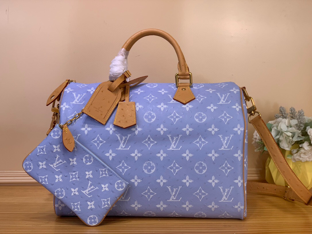 NO:575103,Top original order [SEEDY 9 BANDOULIRE40 handbag] N88228 taro purple/cow leather pressed ostrich pattern This Seedy 9 Bandoulière 40 Monogram Leather handbag is soft grained cow leather wrapped with sheep leather lining, with silk screen Monogram pattern to present the blurred look of canvas printing, expressing the new season ingenuity of creative director harrell Williams. Size 40 x 26  x23 cm (length x height x width).130121450,,cowhide,sheepskin19860909顶级原单【SEEDY 9 BANDOULIRE40手袋】N88228 芋紫/牛皮压鸵鸟纹 本款Seedy 9 Bandoulière 40 Monogram Leather手袋为柔软粒面牛皮革包裹羊皮革内衬,以丝印Monogram 图案呈现帆布印花的迷离观感,道出创意总监harrell Williams的新季巧思. 尺寸40 x 26 x23厘米(长度x高x宽).130121450,,cowhide,sheepskin,Bag