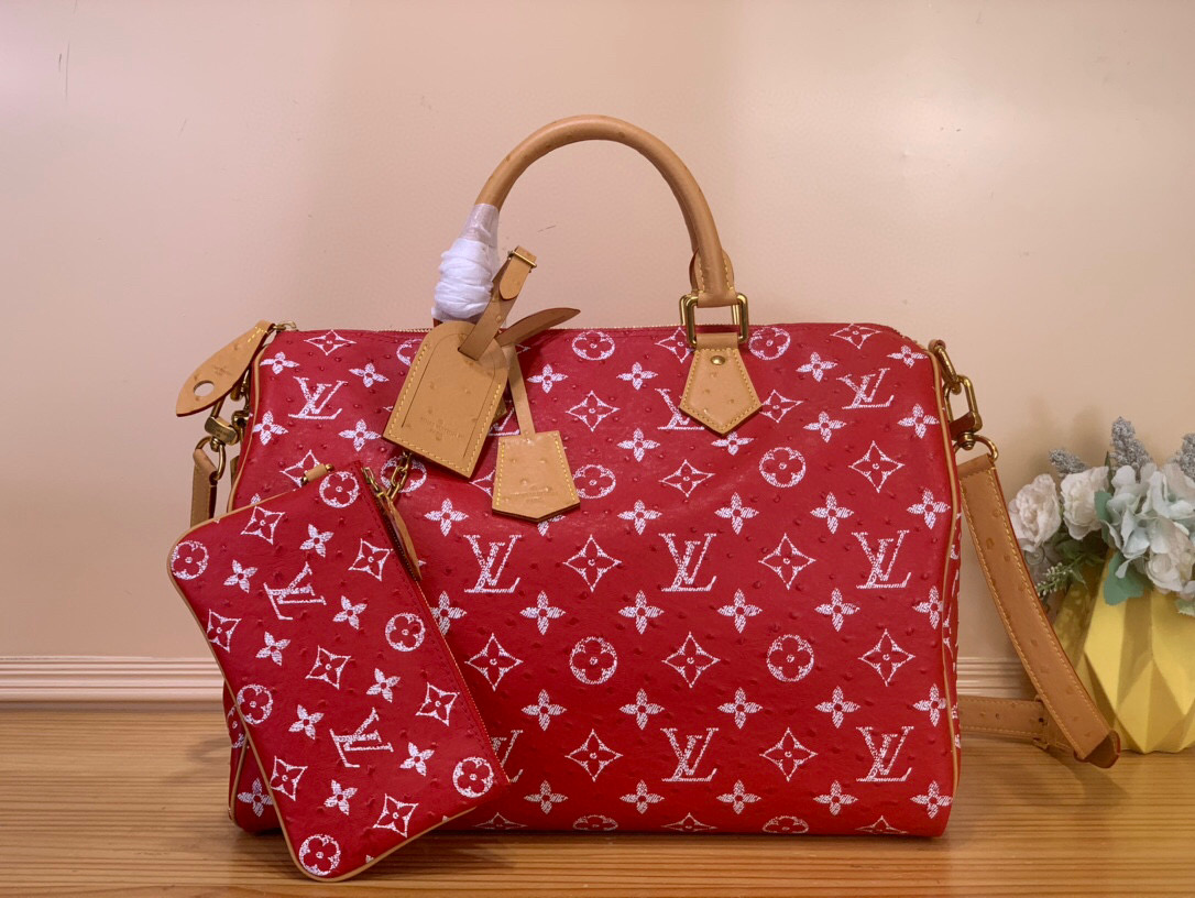 NO:575096,Top original order [SEEDY 9 BANDOULIRE40 handbag] N88228 red/cow leather pressed ostrich pattern This Seedy 9 Bandoulière 40 Monogram Leather handbag is soft grained cow leather wrapped with sheep leather lining, with silk screen Monogram pattern to present the blurred look of canvas printing, expressing the new season ingenuity of creative director harrell Williams. Size 40 x 26  x23 cm (length x height x width).130121450,,cowhide,sheepskin19860909顶级原单【SEEDY 9 BANDOULIRE40手袋】N88228 红色/牛皮压鸵鸟纹 本款Seedy 9 Bandoulière 40 Monogram Leather手袋为柔软粒面牛皮革包裹羊皮革内衬,以丝印Monogram 图案呈现帆布印花的迷离观感,道出创意总监harrell Williams的新季巧思. 尺寸40 x 26 x23厘米(长度x高x宽).130121450,,cowhide,sheepskin,Bag