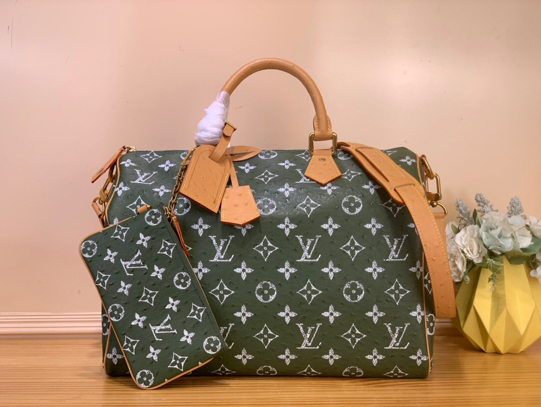 NO:575090,Top original order [SEEDY 9 BANDOULIRE40 handbag] N88228 green/cow leather pressed ostrich pattern This Seedy 9 Bandoulière 40 Monogram Leather handbag is soft grained cow leather wrapped with sheep leather lining, with a silk screen Monogram pattern to present the blurred look of canvas printing, expressing the new season ingenuity of creative director harrell Williams. Size 40 x 26  x23 cm (length x height x width).130121450,,cowhide,sheepskin19860909顶级原单【SEEDY 9 BANDOULIRE40手袋】N88228 绿色/牛皮压鸵鸟纹 本款Seedy 9 Bandoulière 40 Monogram Leather手袋为柔软粒面牛皮革包裹羊皮革内衬,以丝印Monogram 图案呈现帆布印花的迷离观感,道出创意总监harrell Williams的新季巧思. 尺寸40 x 26 x23厘米(长度x高x宽).130121450,,cowhide,sheepskin,Bag