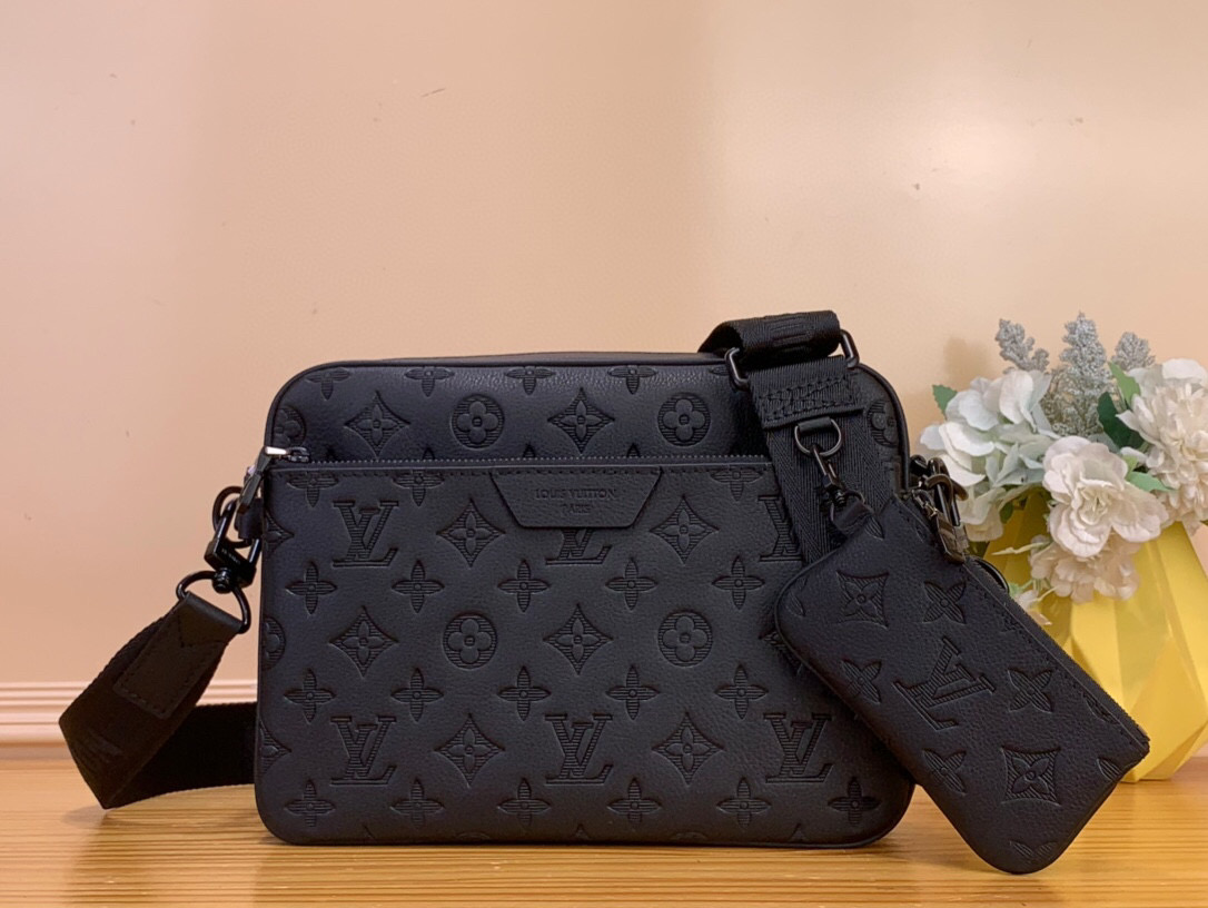 NO:581684,Top original item [Trio Messenger bag] M27925 dark blue 26713 black (stripe embossed) made of soft Monogram Shadow hx cow leather, with Monogram Shadow leather strap and main bag. The zippered front bag, shoulder strap and coin purse embellished on it are all detachable. The shoulder strap is also adjustable to ensure a comfortable fit. Dimensions 18.5 x 7 x 25 cm  6517075,,wallets,cowhide19860909顶级原单【 Trio Messenger 邮差包】M27925 深蓝色 26713 黑色（条纹压花） 取材柔软 Monogram Shadow hx牛皮革,搭配 Monogram Shadow 皮革袢带与主袋.拉链前袋、肩带与点缀其上的零钱包均可拆卸.肩带亦可调节,确保背携舒适贴合. 尺寸 18.5 x 7 x 25厘米 6517075,,wallets,cowhide,Bag