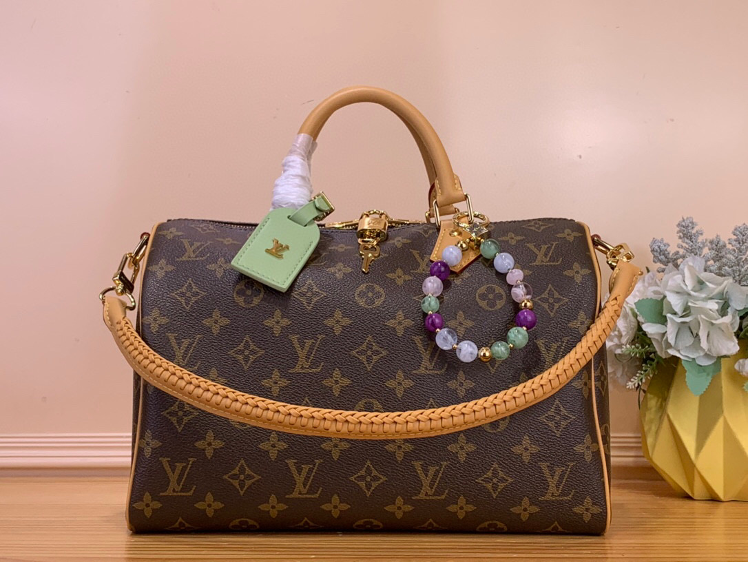 NO:575112,Top original order [SEEDY SOFT 30 LUCKY Handbag] m15107 Presbyopia/Light Green This Seedy Soft 30 Lucky Xl handbag is made of Monogram canvas with VVN leather trim, and is highlighted by jewelry-like removable decoration, contrasting lining and metal parts. The ample configuration can easily accommodate a tablet computer and daily needs. Dimensions 21 x 17 x 30 cm  6317075 (height x width x length),19860909顶级原单【SEEDY SOFT 30 LUCKY 手袋】 m15107 老花/ 淡绿色 本款 Seedy Soft 30 Lucky Xl手袋为 Monogram 帆布勾勒 VVN 皮革饰边,再借宛若珠宝的可拆卸装饰、撞色内衬和金属件点亮考究细节.充裕构型可轻松容纳平板电脑与日常所需. 尺寸21 x 17 x 30 厘米 6317075 (高 x 宽 x 长度),,Bag