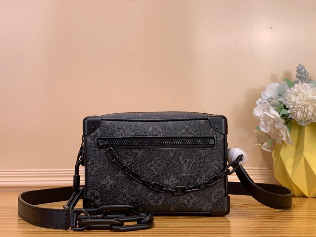 NO:575142,Top original order [MALLE MINI SOFT handbag] M44735 M44480 grams flower Mallle Mini Soft is characterized by the contrast between its Monogram pattern and the resin chain. This avant-garde accessory is known for its square and elegant shape. The adjustable resin chain allows this bag to be carried on the shoulder or held in the hand like a hand. Dimensions 18.5x13x8 (cm) 5816066,19860909顶级原单【MALLE MINI SOFT手袋】 M44735 M44480克花 Mallle Mini Soft的特点是其Monogram图案与树脂链之间的对比.这款前卫的配饰以其方形和优雅的造型,可调节的树脂链条可以将这个包放在肩上或像手一样用手拿着. 尺寸18.5x13x8（cm） 5816066,,Bag