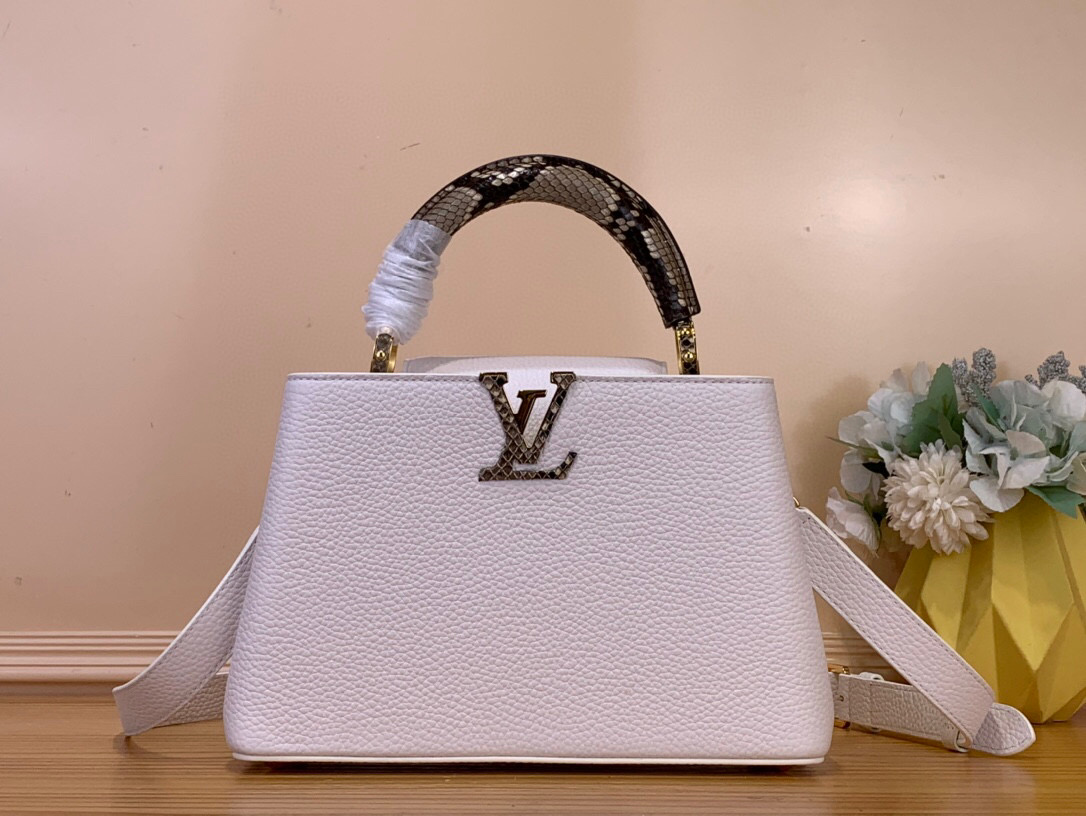 NO:581641,Top original order [CAUCINES BB handbag] N98477 48865 White (snake handle) Summer model Caucines BB handbag is made of Taurillon leather, and then the top handle and LV letters are wrapped in gorgeous python leather, adding a touch of exotic style to the iconic design. The detachable wide shoulder strap allows for a comfortable shoulder or cross-body experience. Size 27.0 x 18.0 x 9.0 cm  120121350,,louis vuitton,snakeskin19860909顶级原单【CAUCINES BB手袋】 N98477 48865 白色（蛇柄） 夏季款 Caucines BB手袋取材 Taurillon 皮革,再以华美蟒蛇皮包裹顶部手柄及 LV 字母,令标志性设计融入一抹异域风情.可拆卸宽肩带实现舒适肩背或斜挎体验. 尺寸27.0 x 18.0 x 9.0 cm 120121350,,louis vuitton,snakeskin,Bag