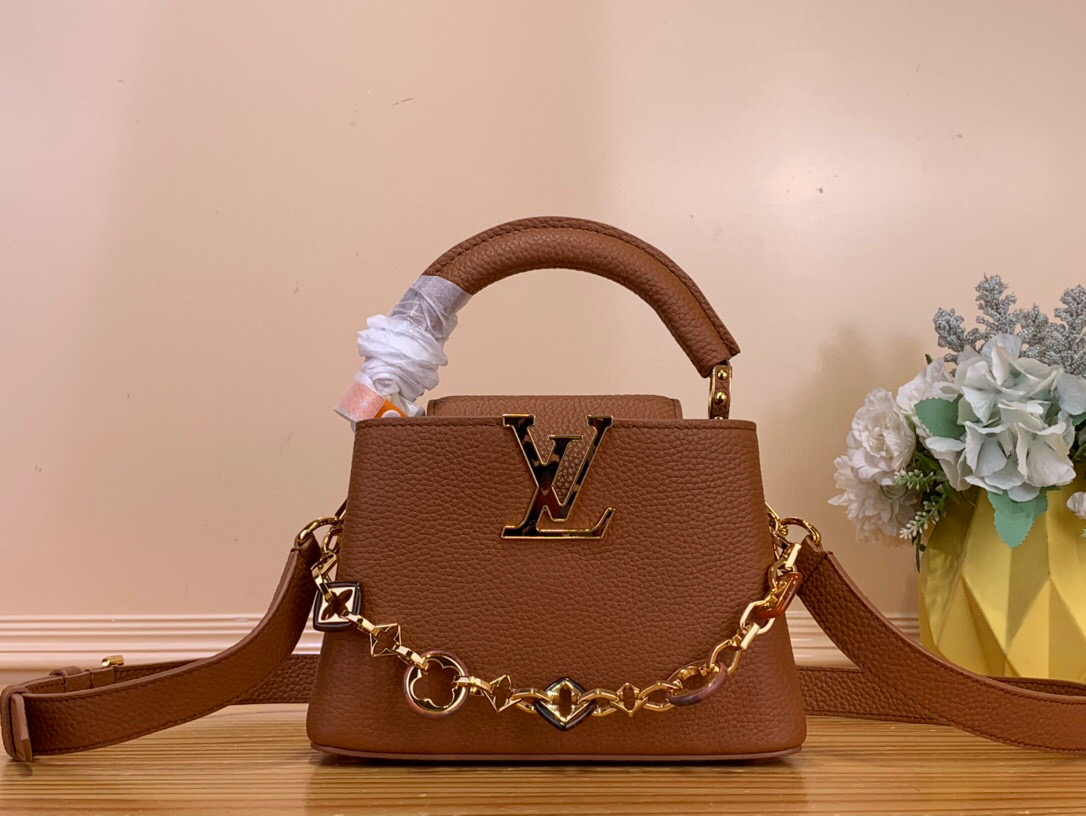 NO:575114,Top original order [CAUCINES mini handbag] M14381 M14970 Brown This Caucines Sj mini handbag is from the Excetionals series and is made of Taurillon cow leather. It is a good collection choice. Rhinestones inject jewelry texture into the LV letters, and the dazzling flower-shaped handle refers to the classic Flower Crown necklace design. You can switch to multiple carrying methods at will, and the flap can be folded in or out. Dimensions 13.6 x 8 x 21 cm  105121150 (height x width x length),,louis vuitton,necklace,cowhide19860909顶级原单【CAUCINES 迷你手袋】 M14381 M14970棕色 本款 Caucines Sj迷你手袋出自 Excetionals 系列,以 Taurillon 牛皮革演绎收藏佳选.莱茵石为 LV 字母注入珠宝质感,耀目花卉形状手柄援引经典 Flower Crown 项链设计.可随心切换多种背携方式,翻盖内收或外置皆宜. 尺寸13.6 x 8 x 21 厘米 105121150 (高 x 宽 x 长度),,louis vuitton,necklace,cowhide,Bag