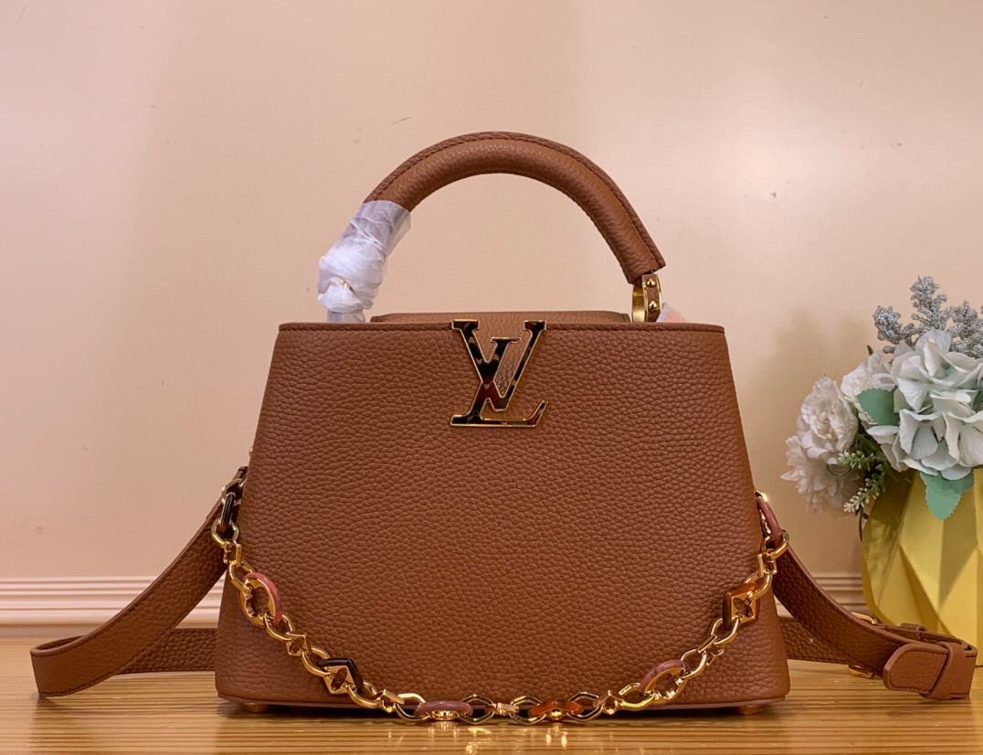 NO:581672,Top original order [caucines bb handbag] m14381 M14970 brown From the 'Caucines Daydream' series, the 'Caucines Daydream' series gives a unique impression  NANO' debut. sj adds mother-of-pearl accents in a timeless cream color. Contrasting cowhide leather and Karen leather trims on Trion leather, decorated with LV initials signature and a detachable braided chain. Double carry style, although mini size, but designed to store compact wallets and small essentials. Dimensions 27 x 9 x 18 cm 110121250 (width x height x sides),, louis  vuitton,wallets,cowhide19860909顶级原单【caucines bb 手袋】m14381 M14970棕色 从“卡普辛 白日梦”系列中,给人别致印象的“卡普辛 NANO”登场.sj在永恒的奶油色中加入了珍珠母的口音.在特里昂皮革上进行了对比鲜明的牛皮皮革和卡伦皮革的修剪,装饰了LV首字母的签名和可拆卸的编织链.双重携带风格,虽然是迷你尺寸,但可以收纳小巧的钱包和小必需品的设计. 尺寸27 x 9 x 18 厘米 110121250（宽x高x边）,,louis vuitton,wallets,cowhide,Bag