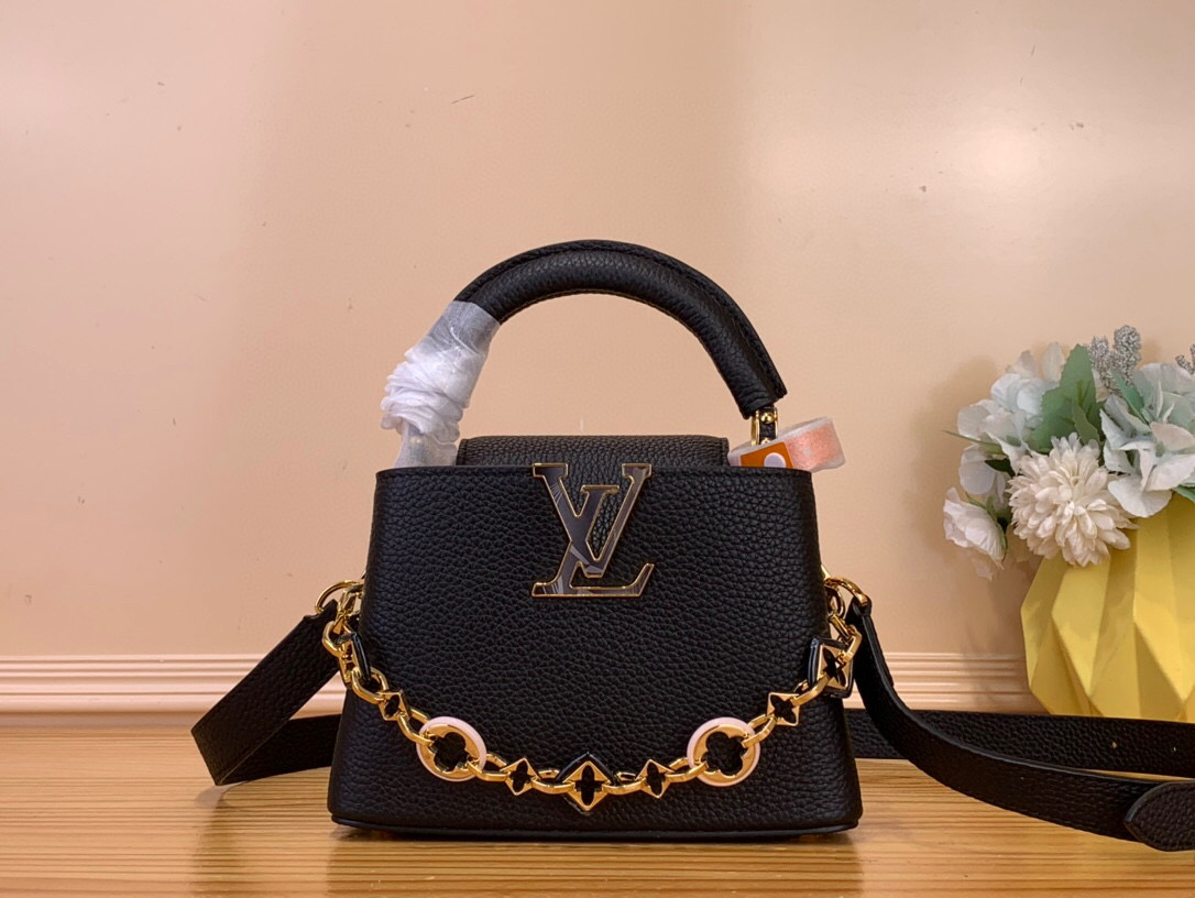 NO:581677,1101050115 Top original order [CAUCINES mini handbag] M14381 M14970 black This Caucines Sj mini handbag is from the Excetionals series and is made of Taurillon cow leather. It is a good choice for collection. Rhinestones inject jewelry texture into the LV letters, and the dazzling flower-shaped handle refers to the classic Flower Crown necklace design. You can switch to multiple carrying methods at will, and the flap can be folded in or out.  Dimensions 13.6 x 8 x 21 cm 105121150 (height x width x length),,louis vuitton,necklace,cowhide198609091101050115 顶级原单【CAUCINES 迷你手袋】 M14381 M14970黑色 本款 Caucines Sj迷你手袋出自 Excetionals 系列,以 Taurillon 牛皮革演绎收藏佳选.莱茵石为 LV 字母注入珠宝质感,耀目花卉形状手柄援引经典 Flower Crown 项链设计.可随心切换多种背携方式,翻盖内收或外置皆宜. 尺寸13.6 x 8 x 21 厘米 105121150 (高 x 宽 x 长度),,louis vuitton,necklace,cowhide,Bag