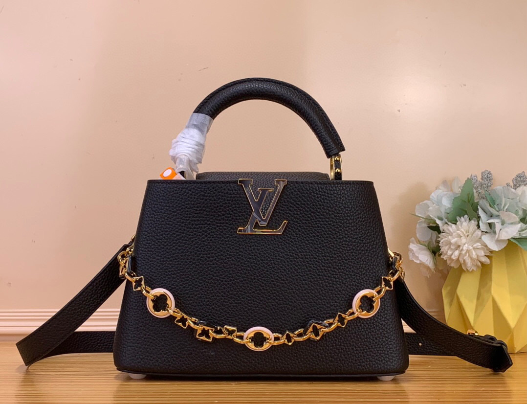 NO:581675,Top original order [CAUCINES BB handbag] m14970 black/floral caltrop chain. This Caucines BB handbag quotes the design elements of the Harmony Sj series and tells the inspiration of the Monogram flower with a gorgeous chain. The Taurillon cow leather bag is embellished with a resin-coated LV logo, and the flap can be opened externally or internally to reveal a neat inner layer with multiple pockets. Dimensions 17.3 x 9 x 27  cm.110121250 (height x width x length),,louis vuitton,cowhide19860909顶级原单【CAUCINES BB 手袋】 m14970 黑色/花卉菱角链条 本款 Caucines BB 手袋援引 Harmony Sj系列的设计元素,以华美链条讲述 Monogram 花卉的灵感启发.Taurillon 牛皮革包身点缀树脂涂层 LV 标识,开启可外置或内收的翻盖,即现配有多重口袋的齐整内层. 尺寸17.3 x 9 x 27 厘米.110121250 (高 x 宽 x 长度),,louis vuitton,cowhide,Bag