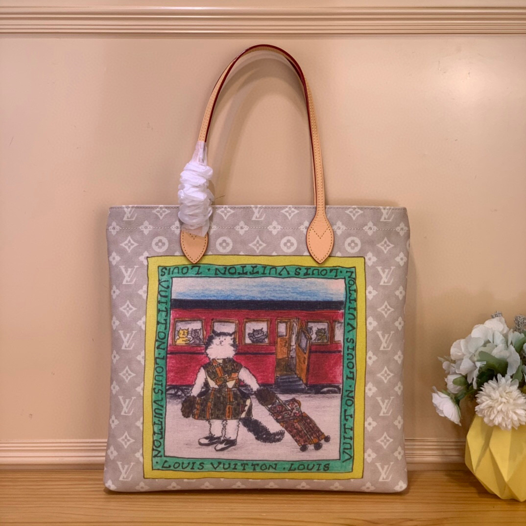 NO:581644,7065068 Top original Carrylt handbag M15121 M15128 is from the Travels With Grace Coddington hr series launched by Louis Vuitton and Grace Coddington. It uses cotton canvas to achieve a sophisticated silhouette. The Louis Vuitton label presents a hand-painted pencil effect, highlighting Coddington's artistic talent. The fun cat print lining once again confirms the American  Chic touch from the former creative director of Vogue. Suitable for shoulder or hand carry. 37 x 37 x 2 cm (length x height x width) cotton canvas cowhide leather trim fabric lining metal zipper opening and closing internal patch pockets can store smartphones, Ziy wallets, keys and lipstick handles: double handles, louis vuitton, cowhide198609097065068 顶级原单Carrylt手袋 M15121 M15128 出自路易威登与GraceCoddington合作推出的Travels With Grace Coddington hr系列,以棉质帆布成就考究廓形.路易威登标签呈现手绘铅笔 效果,彰显Coddington的艺术才华,妙趣猫咪印花内衬再度印证该美国 Vogue前创意总监的别致笔触.单肩背或手提皆宜. 37 x37x2厘米(长度x高x宽) 棉质帆布 牛皮革饰边 织物内衬 金属件拉链 开合内贴袋 可收纳智能手机、Ziy钱夹、钥匙和唇膏手柄:双手柄,,louis vuitton,cowhide,Bag