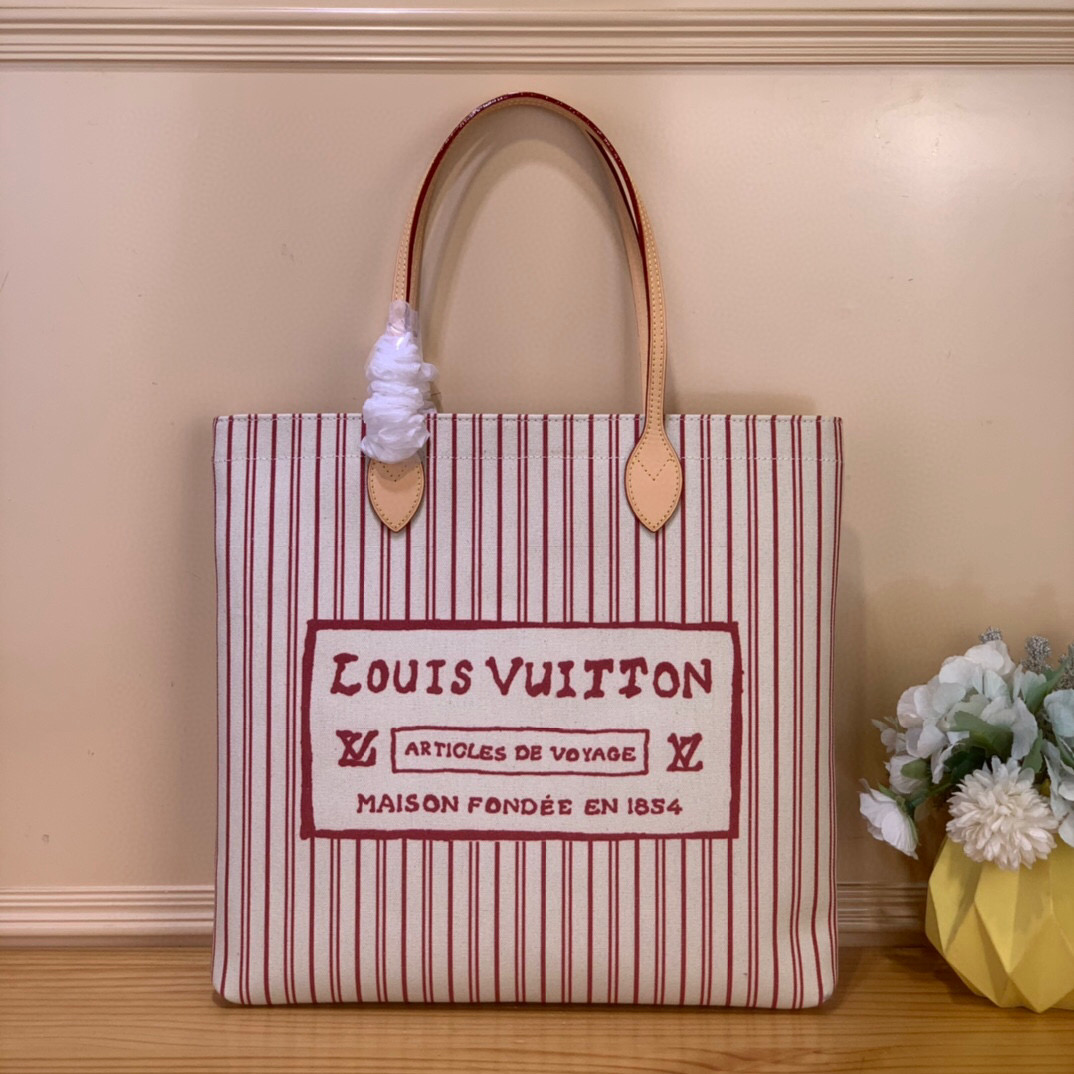 NO:575091,The top original Carrylt handbag M15121 M15128 comes from the Travels With Grace Coddington hr series launched by Louis Vuitton and Grace Coddington. It is made of cotton canvas to achieve an elegant silhouette. The Louis Vuitton label presents a hand-drawn pencil effect, highlighting Coddington's artistic talent. The fun cat print lining once again confirms the unique brushwork of the former creative director of American Vogue. It can be carried on one shoulder or by hand. 37  x37x2 cm (Length x Height x Width) Cotton canvas Calf leather trim Fabric lining Metal zipper Internal slip pocket Holds smartphone, Ziy wallet, keys and lipstick Handle: Double handle.6517075,,louis vuitton,cowhide19860909顶级原单Carrylt手袋 M15121 M15128 出自路易威登与GraceCoddington合作推出的Travels With Grace Coddington hr系列,以棉质帆布成就考究廓形.路易威登标签呈现手绘铅笔 效果,彰显Coddington的艺术才华,妙趣猫咪印花内衬再度印证该美国 Vogue前创意总监的别致笔触.单肩背或手提皆宜. 37 x37x2厘米(长度x高x宽) 棉质帆布 牛皮革饰边 织物内衬 金属件拉链 开合内贴袋 可收纳智能手机、Ziy钱夹、钥匙和唇膏手柄:双手柄.6517075,,louis vuitton,cowhide,Bag