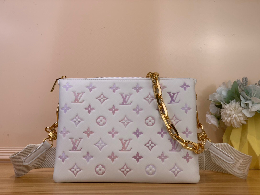 NO:575134,Top original order [COUSSIN small handbag] M25507 This Coussin small handbag is from the Sring In The City series. It is made of classic Monogram Emreinte Hr leather to create a two-tone effect of different shades. The rough LV chain is integrated with shiny shell details. The right size can easily store daily needs. It can be worn cross-body, shoulder or hand-held. Size 20 x 12 x 26 cm  6517075 (height x width x length),,louis vuitton19860909顶级原单【COUSSIN 小号手袋】M25507 本款 Coussin 小号手袋出自 Sring In The City 系列,以经典 Monogram Emreinte Hr皮革营造深浅有致的双色效果.粗犷 LV 链条融入莹润贝壳细节,恰宜尺寸可轻松收纳日常所需,斜挎、肩背或手提皆宜. 尺寸20 x 12 x 26 厘米 6517075 (高 x 宽 x 长度),,louis vuitton,Bag