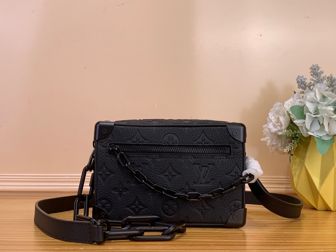 NO:575150,Top original order [soft trunk handbag] M44480 55702 grams color (embossed) Soft Trunk hx mini handbag is made of Taurillon leather with embossed Monogram pattern, with rivet corners and square shape, inheriting the charm of Louis Vuitton's traditional hard box design. Size 18.5 x 13.0 x 8.0 cm 6516560,, louis vuitton19860909顶级原单【soft trunk 手袋】M44480 55702 克色（压花） Soft Trunk hx迷你手袋取材压印 Monogram 图案的 Taurillon 皮革,搭配铆钉边角和四方造型,承袭路易威登传统硬箱设计之韵. 尺寸18.5 x 13.0 x 8.0 cm 6516560,,louis vuitton,Bag