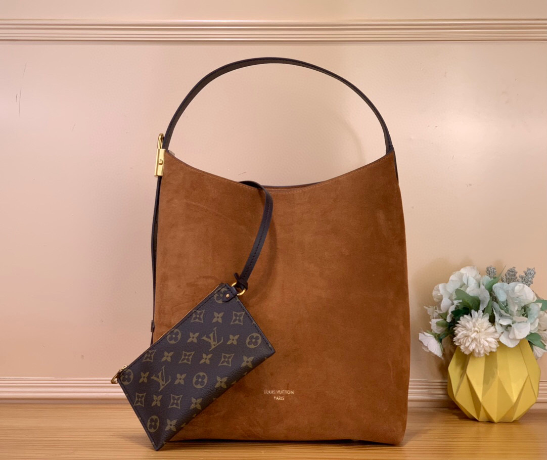 NO:575119,Top original order [Hobo medium handbag] M24856 25516 matte brown. Made of smooth suede cow leather, the brand's neat structure recalls the bohemian aesthetics of the Ys era. The leather trim and old metal padlock upgrade the style, and the inner pocket and detachable Monogram storage bag make daily small items easy to carry. Dimensions 35 x 18 x 31 cm 8919095,,cowhide19860909顶级原单【 Hobo 中号手袋】M24856 25516 磨砂棕色 取材柔滑绒面牛皮革,以品牌利落构型回溯 Ys年代的波西米亚美学.皮革饰边与做旧金属挂锁升级考究格调,内袋和可拆卸 Monogram 收纳袋令日常小物轻松随行. 尺寸 35 x 18 x 31 厘米8919095,,cowhide,Bag