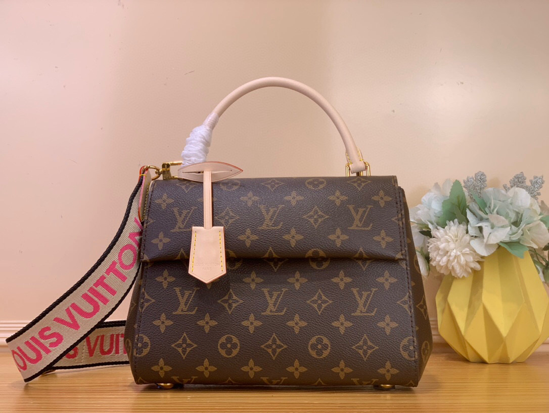 NO:581632,The top original item [Cluny BB handbag] M46054 13041 Presbyopia (new color webbing) is made of classic Monogram Xh canvas. The refreshing fabric shoulder strap and top handle can be used to carry it cross-body or hand-held, easily adapting to the rhythm of urban life. The wide-mouth design makes it easy to access and place personal belongings, and the magnetic flap and zipper inner pocket ensure safe storage. Size 20 x 10 x  28cm.5816065,19860909顶级原单【 Cluny BB 手袋】M46054 13041 老花（新配色织带） 取材经典 Monogram Xh帆布,借清爽织物肩带和顶部手柄实现斜挎或手提,轻松契合都市生活节奏.广口设计方便取放随身物品,磁扣翻盖和拉链内袋确保稳妥收纳. 尺寸 20 x 10 x 28厘米.5816065,,Bag