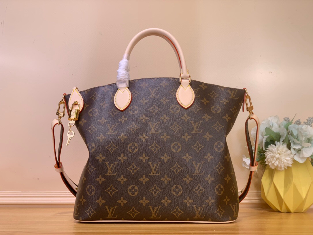 NO:581666,Top Original Neo Lockit MM Tote] M26494 Presbyopia This model is inspired by the two travel totes Audrey Hepburn wore on the road that year—and this Neo MM Xl version is iconic, too. Perfect for work and weekends, it's crafted in signature monogram canvas and elevated with a gold-toned padlock. The roomy style fits a laptop and can be worn in several ways, with an adjustable shoulder strap. Size 14.2 x  11.8 x 5.9 inches 5416065,19860909顶级原单Neo Lockit MM手提包】M26494 老花 本款的灵感来自于奥黛丽·赫本年在路上穿的两个旅行手提包—而这个Neo MM Xl版本也是标志性的.完美的工作和周末,它是精心制作的签名字母帆布和高架与金色调挂锁.宽大的款式适合笔记本电脑,可以用几种方式佩戴,有配可调节的肩带 尺寸 14.2 x 11.8 x 5.9英寸5416065,,Bag