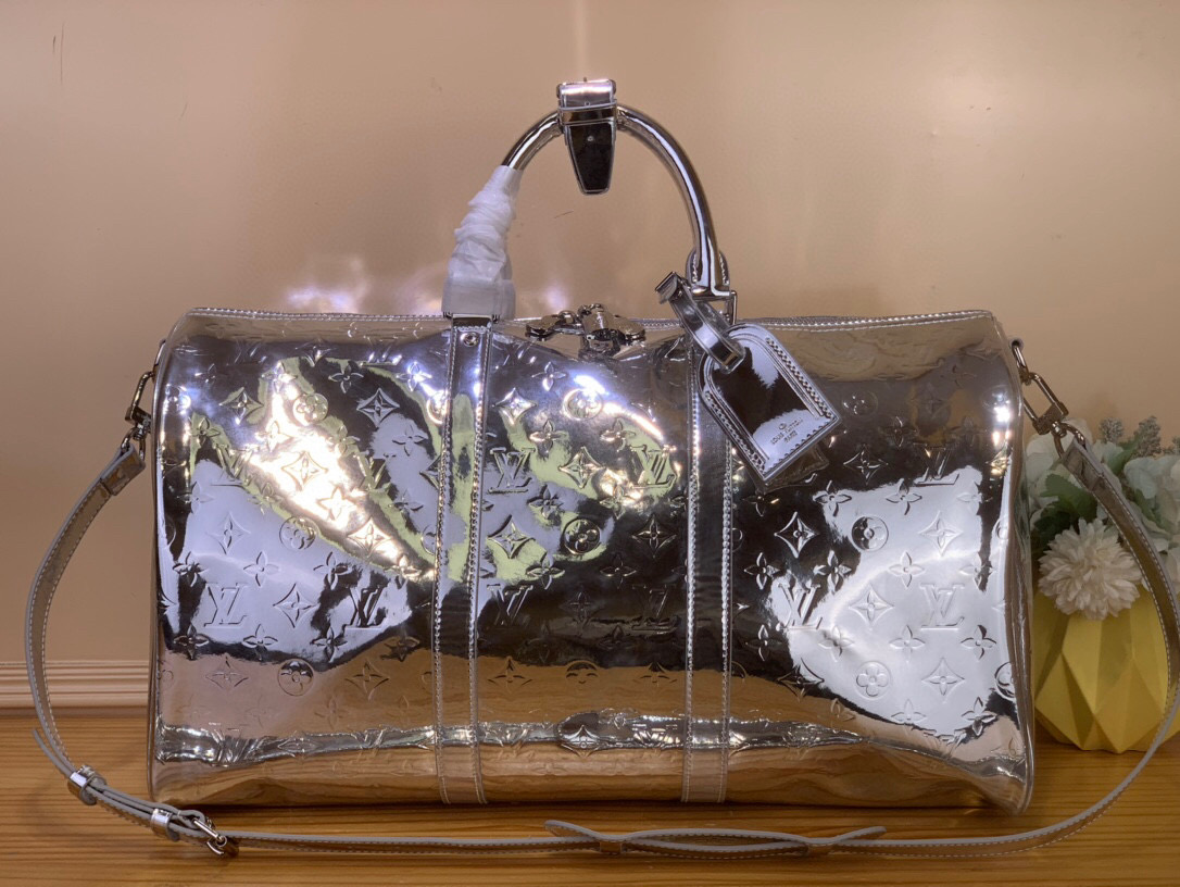 NO:581648,Top original item [Keeall Bandoulière 50 Travel Bag] M26463 Rose Gold 26766 Silver (Patent Leather) It uses Monogram Miroir ks canvas to convey futuristic style, and then uses the mirror effect coating to upgrade the wear resistance. There is a hidden zipper pocket inside the grid to ensure the safe storage of various items, and the top handle and detachable and adjustable shoulder strap allow for flexible carrying. Size 29 x 23 x  50cm.7919085,19860909顶级原单【 Keeall Bandoulière 50 旅行袋】M26463 玫瑰金 26766 银色（漆皮） 以 Monogram Miroir ks帆布传递未来主义风尚,再借镜面效果覆膜升级耐磨性能.网格内里暗藏拉链口袋,确保各式物品的稳妥收纳,顶部手柄与可拆卸并调节的肩带实现灵活背携. 尺寸 29 x 23 x 50厘米.7919085,,Bag