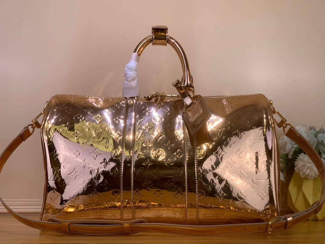 NO:581652,Top original item [Keeall Bandoulière 45 Travel Bag] MM26766 Silver 26463 Rose Gold (Patent Leather) It uses Monogram Miroir ks canvas to convey a retro-future style, and then uses shiny metal parts and mesh lining to show exquisite details. The wear-resistant texture can easily cope with various weather tests, and the top handle and detachable and adjustable shoulder strap are convenient for carrying on the plane. Size 27 x 20 x  45cm.7919085,19860909顶级原单【Keeall Bandoulière 45 旅行袋】MM26766 银色 26463 玫瑰金（漆皮） 以 Monogram Miroir ks帆布传递复古未来风尚,再借莹润金属件与网格内衬道出工致细节.耐磨质地能轻松应对各种气候考验,顶部手柄与可拆卸并调节的肩带方便随行上机背携. 尺寸 27 x 20 x 45厘米.7919085,,Bag