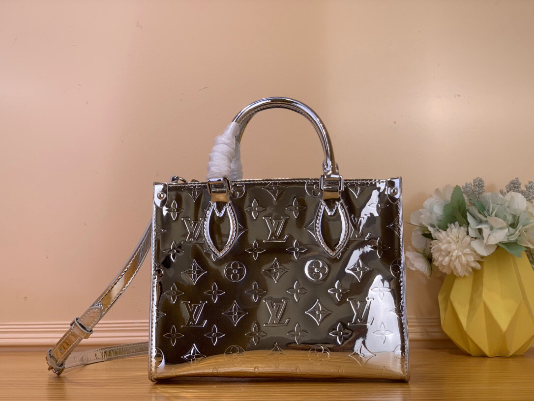 NO:581657,Top original item [ONTHEGO small handbag] m26373 Silver/Patent Leather This OnTheGo cc small handbag joins the LV Ski series in the Monogram Miroir version. The coated canvas ensures durability. The Silver tone and the same color metal parts shine together. The built-in pocket can store small books and other daily necessities. Dimensions 19 x 11.5 x 25 cm. 6317075 (H x W x  length),,louis vuitton19860909顶级原单【ONTHEGO 小号手袋】 m26373 银色/ 漆皮 本款 OnTheGo cc小号手袋以 Monogram Miroir 版本加入 LV Ski 系列.覆膜帆布确保经久耐用.Silver 色调与同色金属件共释熠熠光芒.内置口袋可收纳小书等日常用品. 尺寸19 x 11.5 x 25 厘米.6317075 (高 x 宽 x 长度),,louis vuitton,Bag