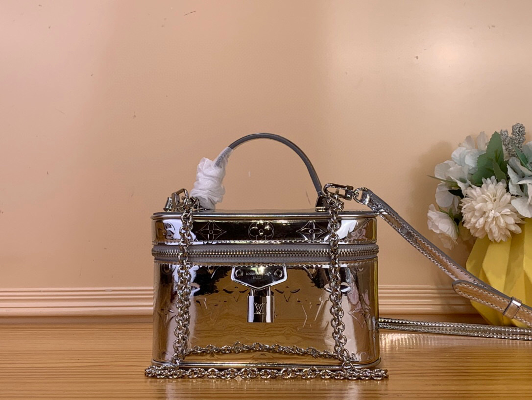 NO:581661,Top original item [Vanity Chain ouch handbag] M26097 silver (patent leather) from the LV Ski series, drawing inspiration from the brand's traditional cosmetic cases, interpreting the spirit of travel with Monogram Miroir St canvas. The LV letter-engraved padlock, detachable shoulder strap and chain highlight the exquisite details, and the appropriate configuration can easily accommodate daily needs such as small coin purses and sunglasses. Size 11.5 x 6.5 x  19 cm 6518075,,louis vuitton,wallets19860909顶级原单【 Vanity Chain ouch 手袋】M26097 银色（漆皮） 出自 LV Ski 系列,向品牌传统化妆箱汲取灵感,以 Monogram Miroir St帆布诠释旅行精神.LV 字母铭纹挂锁、可拆卸肩带和链条彰显考究细节,恰宜构型可轻松容纳小型零钱包和太阳眼镜等日常所需. 尺寸 11.5 x 6.5 x 19厘米6518075,,louis vuitton,wallets,Bag