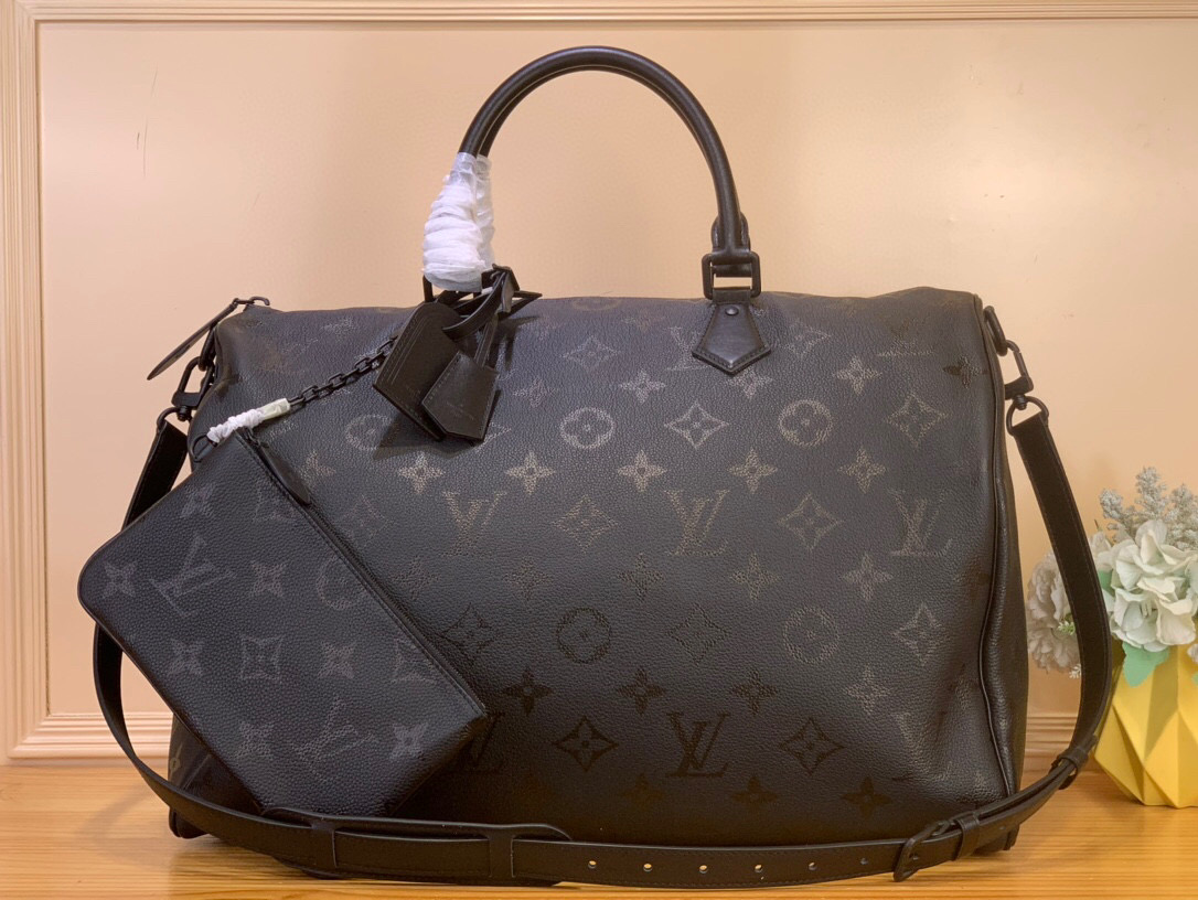 NO:581630,Top original order [SEEDY 9 BANDOULIRE50 handbag] M46961 red M46991 green M46962 brown M11565 lake blue This Seedy 9 Bandoulière50 handbag is made of soft cow leather with cow leather trim and sheep leather lining, and then brightens up the elegant structure with bright colors. The rolled leather handle combined with the detachable and adjustable shoulder strap brings a comfortable shoulder carrying experience. Size 50  x32x29cm(lengthxheightxwidth).165121700,,cowhide,sheepskin19860909顶级原单【SEEDY 9 BANDOULIRE50手袋】M46961红色 M46991绿色 M46962棕色 M11565湖水蓝 本款Seedy 9 Bandoulière50手袋为柔软牛皮革搭配牛皮革饰边和羊皮革内衬,再以明快色调点亮闲雅构型.辊压皮革手柄结合可拆卸并调节的肩带,带来舒适肩背体验. 尺寸50 x32x29厘米(长度x高x宽).165121700,,cowhide,sheepskin,Bag