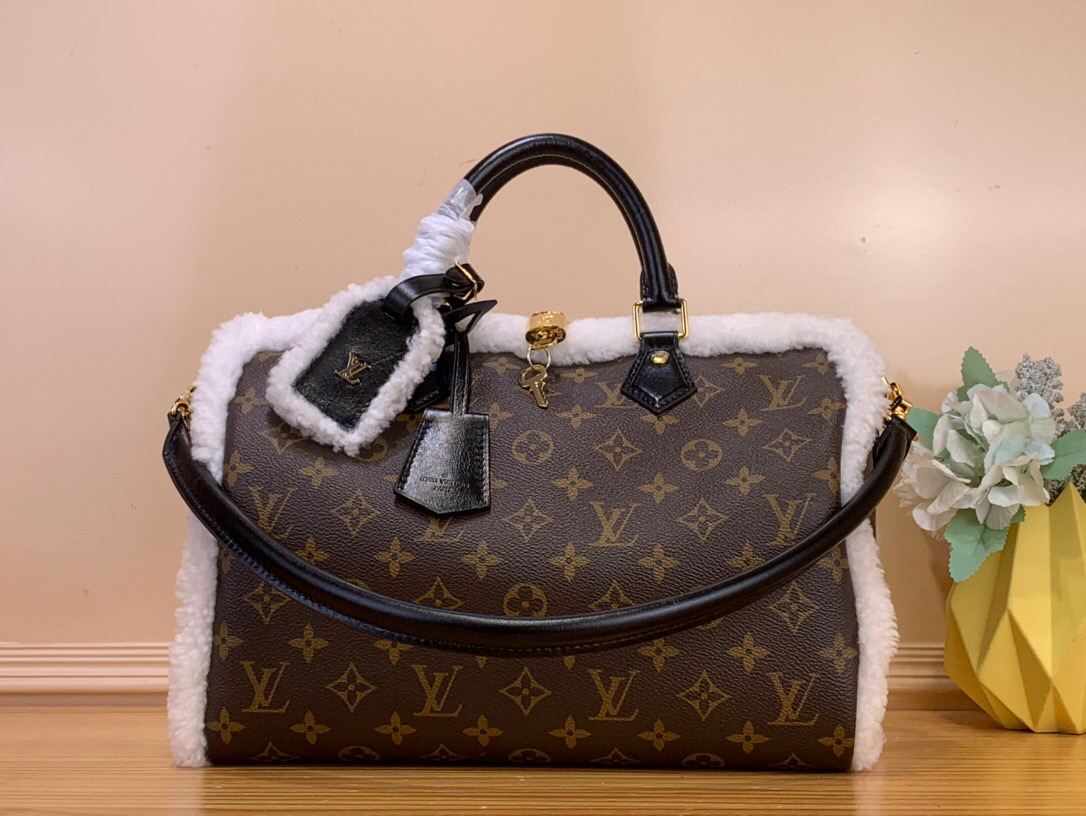 NO:581674,Top original order [SEEDY SOFT 30 TEDDY handbag] m26326 Presbyopia/Furry This Seedy Soft 30 Teddy Xh handbag is made of Monogram Hl canvas with comfortable shearling trim, creating a nostalgic atmosphere. The logo brand highlights the brand's travel heritage and exquisite craftsmanship, and the top rolled Toron handle adds functional details. The unique configuration reveals the current trend, making it a perfect choice for after-snow styling. Size 21 x 17 x  30 cm 6017075 (height x width x length),19860909顶级原单【SEEDY SOFT 30 TEDDY 手袋】 m26326 老花/ 毛毛 本款 Seedy Soft 30 Teddy Xh手袋为 Monogram Hl帆布搭配舒适羊毛皮饰边,营造怀旧氛围.标识名牌彰显品牌旅行传承与精湛匠艺,顶部辊压 Toron 手柄再添功能细节.别致构型展露当季潮流,成就雪后造型佳选. 尺寸21 x 17 x 30 厘米 6017075 (高 x 宽 x 长度),,Bag