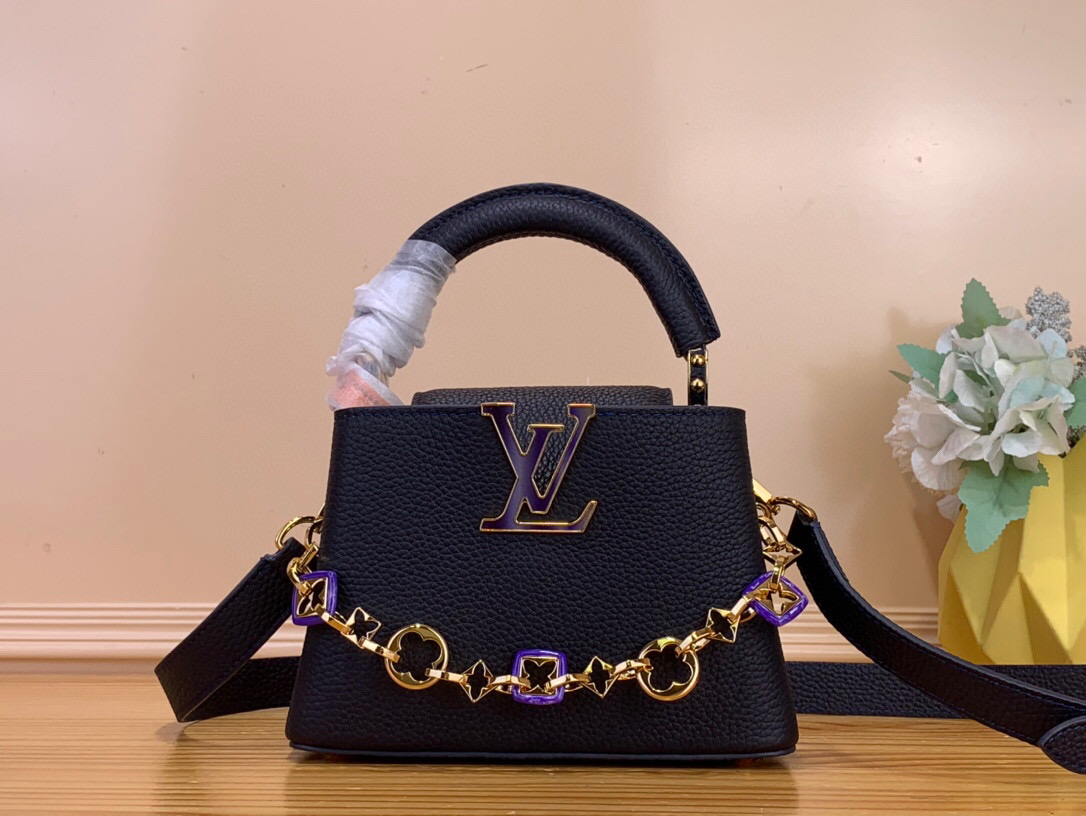 NO:575138,1101050115 Top original order [CAUCINES mini handbag] M14381 M14970 blue This Caucines Sj mini handbag is from the Excetionals series and is made of Taurillon leather. It is a good choice for collection. Rhinestones infuse the LV letters with a jewelry texture, and the dazzling flower-shaped handle refers to the classic Flower Crown necklace design. You can switch to multiple carrying methods at will, and the flap can be folded in or out.  Dimensions 13.6 x 8 x 21 cm 105121150 (height x width x length),,louis vuitton,necklace,cowhide198609091101050115 顶级原单【CAUCINES 迷你手袋】 M14381 M14970蓝色 本款 Caucines Sj迷你手袋出自 Excetionals 系列,以 Taurillon 牛皮革演绎收藏佳选.莱茵石为 LV 字母注入珠宝质感,耀目花卉形状手柄援引经典 Flower Crown 项链设计.可随心切换多种背携方式,翻盖内收或外置皆宜. 尺寸13.6 x 8 x 21 厘米 105121150 (高 x 宽 x 长度),,louis vuitton,necklace,cowhide,Bag