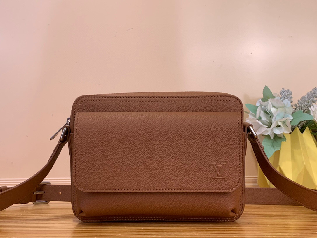 NO:581671,Top original order [BOARDING messenger bag] m25981 Business Boarding Hx messenger bag is made of lightweight and wear-resistant waxed cow leather. It has a compact structure with internal and external patch pockets for proper storage of an 8.3-inch tablet. The adjustable leather shoulder strap upgrades the comfort experience. Dimensions 18 x 9 x 24 cm (height x width x length) 6817062..,,cowhide19860909顶级原单【BOARDING 邮差包】 m25981商务 Boarding Hx邮差包取材轻质耐磨的蜡面牛皮革,为精巧构型搭配内外贴袋,便于妥善存放 8.3 寸平板电脑.可调节皮革肩带升级舒适体验. 尺寸18 x 9 x 24 厘米 (高 x 宽 x 长度)6817062..,,cowhide,Bag