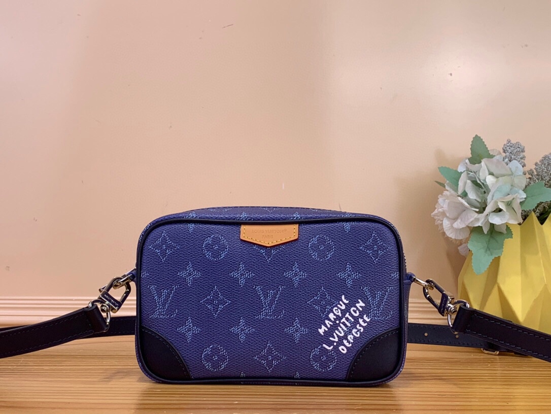 NO:575107,Top original TROCADRO mini handbag M26826 blue This Trocadéro hx mini handbag is made of Monogram Eclise coated canvas, with cow leather trim and dark metal parts, showing a calm style. Open the zipper to reveal a compact interior, and the inner patch pocket design highlights functional considerations. The detachable and adjustable shoulder strap allows for comfortable shoulder carrying. 13 x 6.5 x 20 cm (height x width x  length)4615055,,cowhide19860909顶级原单TROCADRO 迷你手袋 M26826蓝 本款 Trocadéro hx迷你手袋取材 Monogram Eclise 涂层帆布,搭配牛皮革饰边和深色金属件,尽显沉稳风范.轻启拉链即现紧凑内里,内贴袋设计彰显功能考量.可拆卸并调节的肩带实现舒适肩背. 13 x 6.5 x 20 厘米 (高 x 宽 x 长度)4615055,,cowhide,Bag