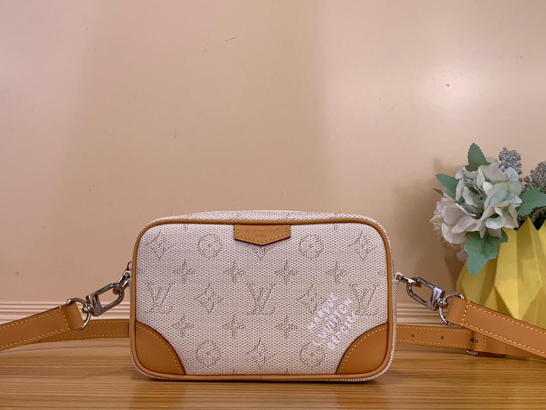 NO:581683,Top original TROCADRO mini handbag M27155 white. This Trocadéro hx mini handbag is made of Monogram Eclise coated canvas, with cow leather trim and dark metal parts, showing a calm style. Open the zipper to reveal a compact interior, and the internal patch pocket design highlights functional considerations. The detachable and adjustable shoulder strap allows for comfortable shoulder carrying. 13 x 6.5 x 20 cm (height x width x  length).4615055,,cowhide19860909顶级原单TROCADRO 迷你手袋 M27155白 本款 Trocadéro hx 迷你手袋取材 Monogram Eclise 涂层帆布,搭配牛皮革饰边和深色金属件,尽显沉稳风范.轻启拉链即现紧凑内里,内贴袋设计彰显功能考量.可拆卸并调节的肩带实现舒适肩背. 13 x 6.5 x 20 厘米 (高 x 宽 x 长度).4615055,,cowhide,Bag