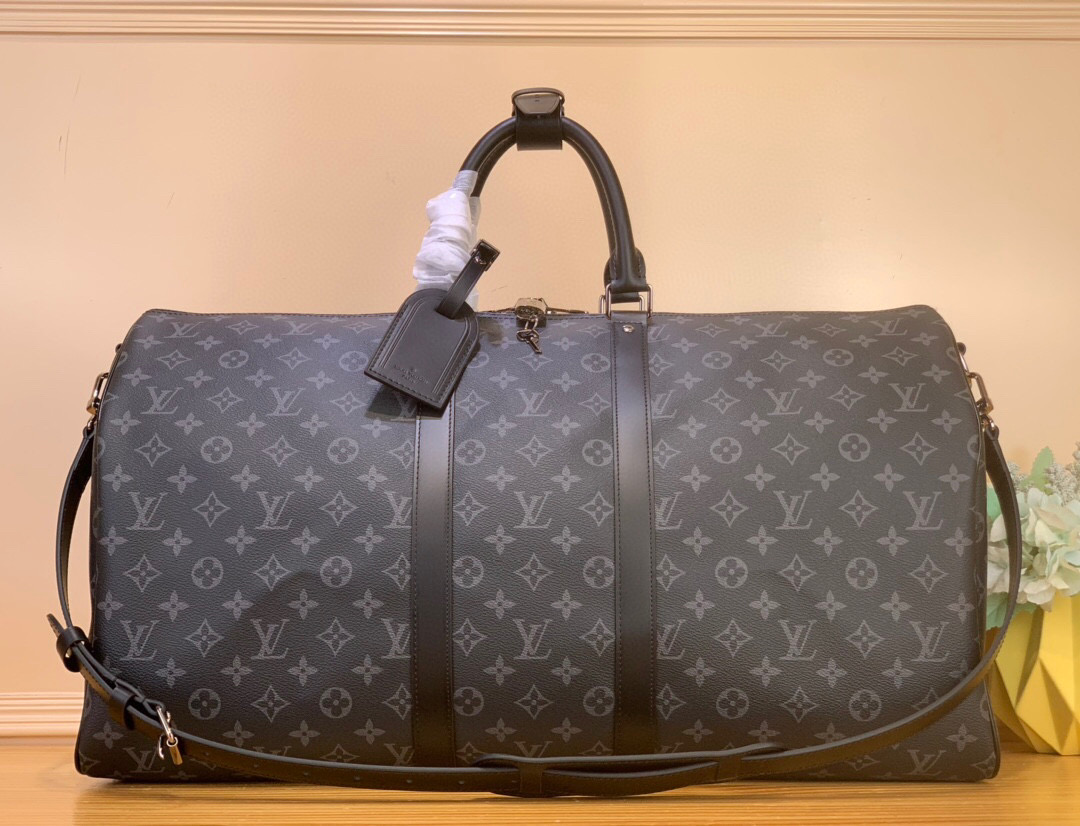 NO:575085,The top original KEEPALL BANDOULIRE 55 travel bag M40605 is made of the new iconic Monogram Edlipse hX canvas. Since the year, Keepall  This series of bags has accompanied generations of travelers around the world. This new version of the travel bag is equipped with multiple comfortable leather handles, a bag strap suitable for casual cross-body wear and a shiny padlock. It is a companion for short trips. 55x31x26 cm (length x height x width) 6817070,19860909顶级原单KEEPALL BANDOULIRE 55旅行袋 M40605 由全新标志性 Monogram Edlipse hX帆布裁制而成.自年以来,Keepall 系列包袋陪伴着一代又一代的旅行者云游四海.此款新版旅行袋配有多个提握舒适的皮革手柄、一条适用于闲适斜挎的包带以及一个闪亮的挂锁,短途旅行的伴侣.55x31x26厘米（长度x高x宽）6817070,,Bag