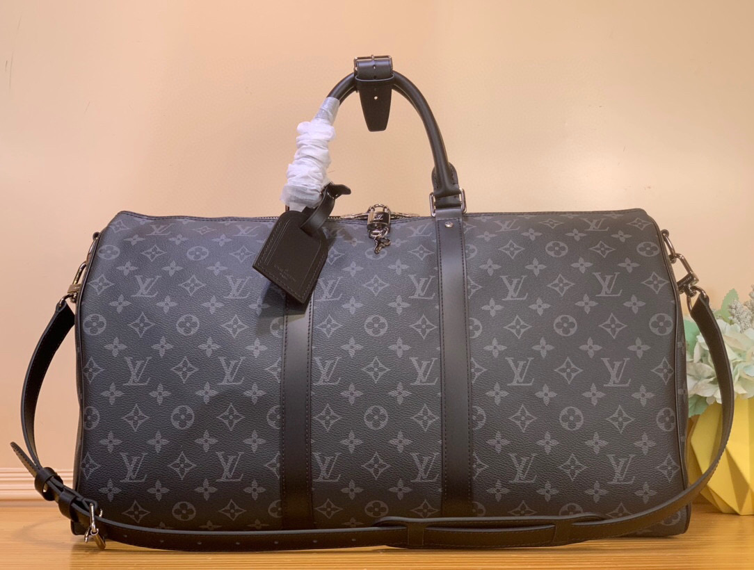 NO:581668,The top original KEEPALL BANDOULIRE 50 travel bag M40568 is made of the new iconic Monogram Edlipse hx canvas. Since the year, Keepall  This series of bags has accompanied generations of travelers around the world. This new version of the travel bag is equipped with multiple comfortable leather handles, a strap suitable for casual cross-body wear and a shiny padlock. It is a companion for short trips. 50x29x23 cm (length x height x width) 6617078,19860909顶级原单KEEPALL BANDOULIRE 50旅行袋 M40568 由全新标志性 Monogram Edlipse hx帆布裁制而成.自年以来,Keepall 系列包袋陪伴着一代又一代的旅行者云游四海.此款新版旅行袋配有多个提握舒适的皮革手柄、一条适用于闲适斜挎的包带以及一个闪亮的挂锁,短途旅行的伴侣.50x29x23厘米（长度x高x宽）6617078,,Bag