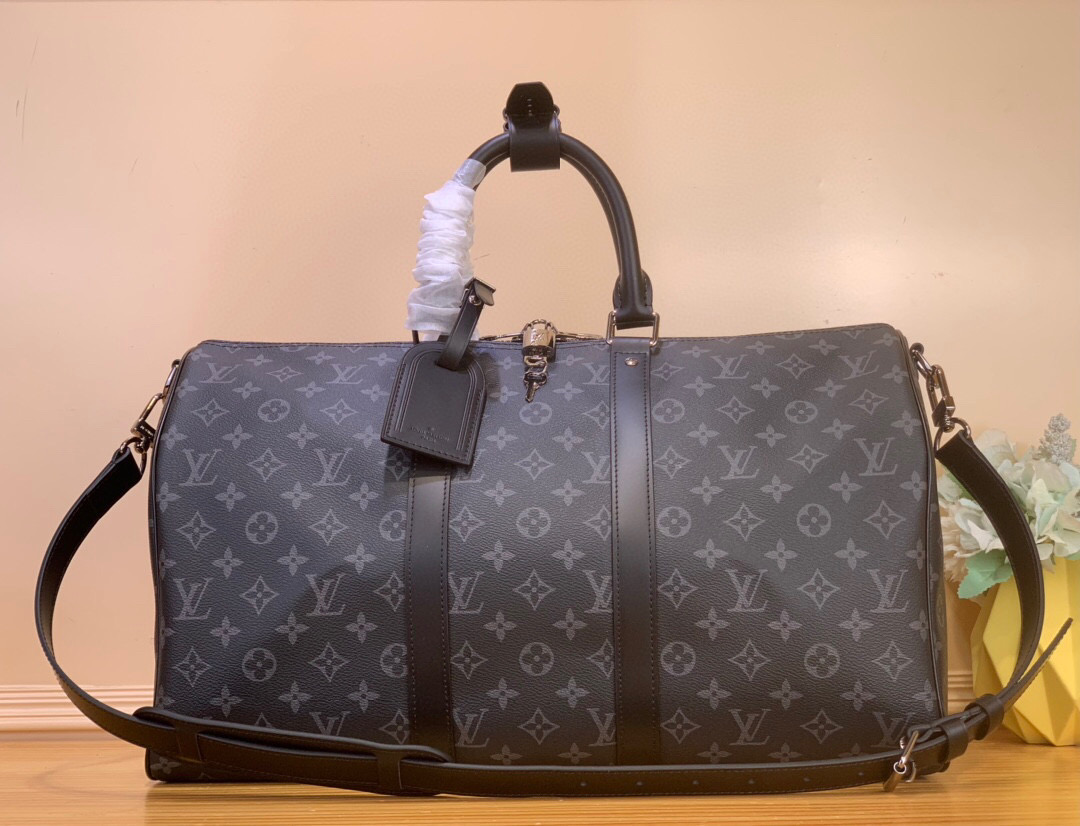 NO:581665,The top original KEEPALL BANDOULIRE 45 travel bag M40569 is made of the new iconic Monogram Edlipse Hx canvas. Since the year, Keepall  This series of bags has accompanied generations of travelers around the world. This new version of the travel bag is equipped with multiple comfortable leather handles, a bag strap suitable for casual cross-body wear and a shiny padlock, a companion for short trips. 45x27x20 cm (length x height x width) 7064068 Top original KEEPALL BANDOULIRE 45 travel bag M40569 Made of the new iconic Monogram Edlipse  Cut from Hx canvas. Since 2001, the Keepall series of bags has accompanied generations of travelers around the world. This new version of the travel bag is equipped with multiple comfortable leather handles, a strap for casual cross-body wear and a shiny padlock, a companion for short trips. 45x27x20 cm (length x height x width) 6417075,19860909顶级原单KEEPALL BANDOULIRE 45旅行袋 M40569 由全新标志性 Monogram Edlipse Hx帆布裁制而成.自年以来,Keepall 系列包袋陪伴着一代又一代的旅行者云游四海.此款新版旅行袋配有多个提握舒适的皮革手柄、一条适用于闲适斜挎的包带以及一个闪亮的挂锁,短途旅行的伴侣.45x27x20厘米（长度x高x宽）7064068 顶级原单KEEPALL BANDOULIRE 45旅行袋 M40569 由全新标志性 Monogram Edlipse Hx帆布裁制而成.自年以来,Keepall 系列包袋陪伴着一代又一代的旅行者云游四海.此款新版旅行袋配有多个提握舒适的皮革手柄、一条适用于闲适斜挎的包带以及一个闪亮的挂锁,短途旅行的伴侣.45x27x20厘米（长度x高x宽）6417075,,Bag